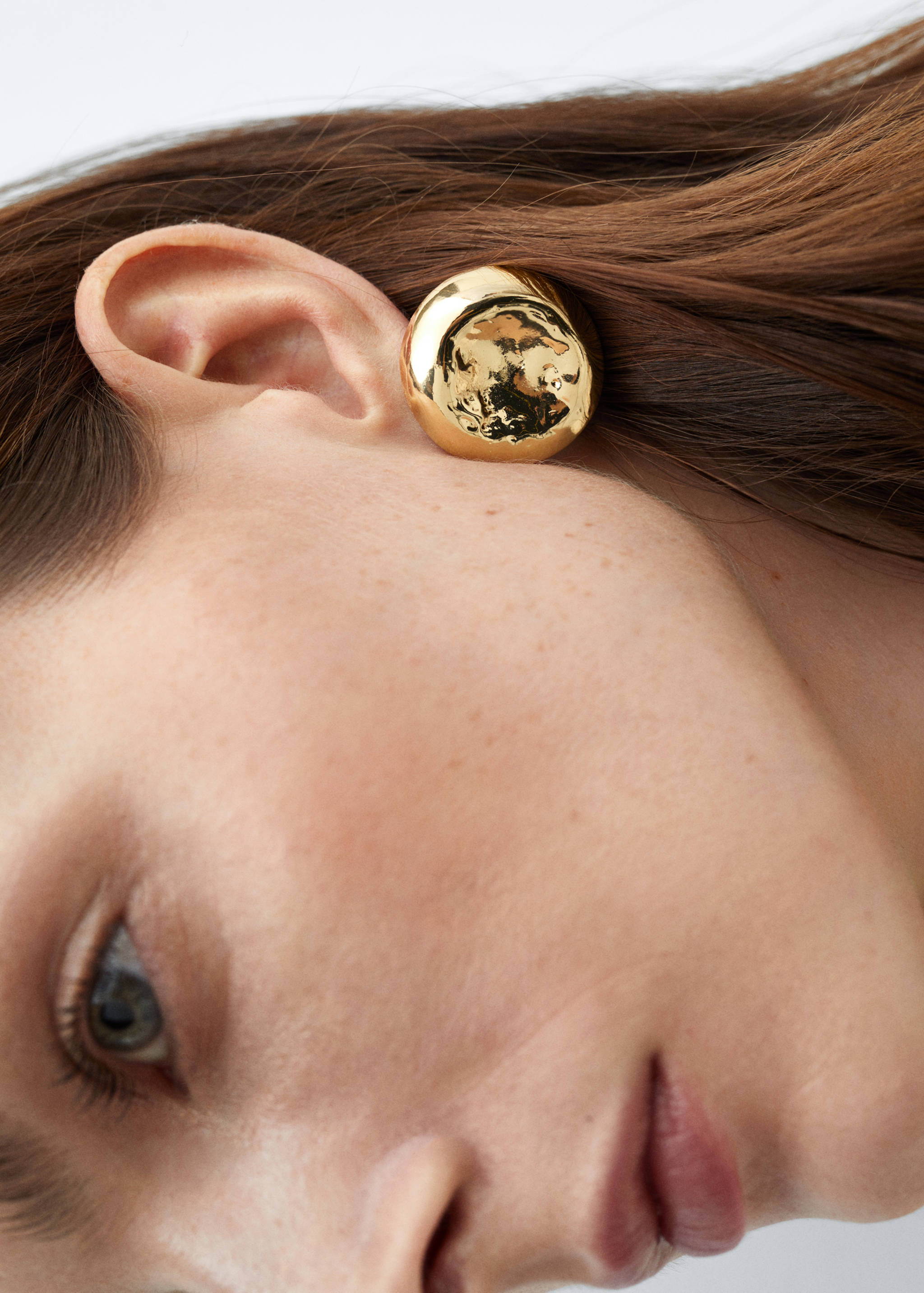 Textured round earrings - Details of the article 9