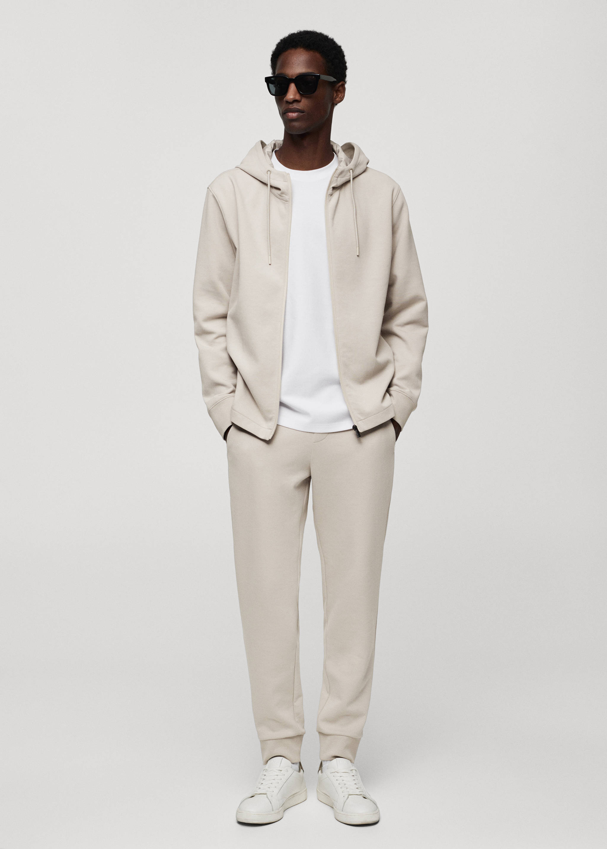 Sweatshirt com capuz de tecido técnico - Plano geral