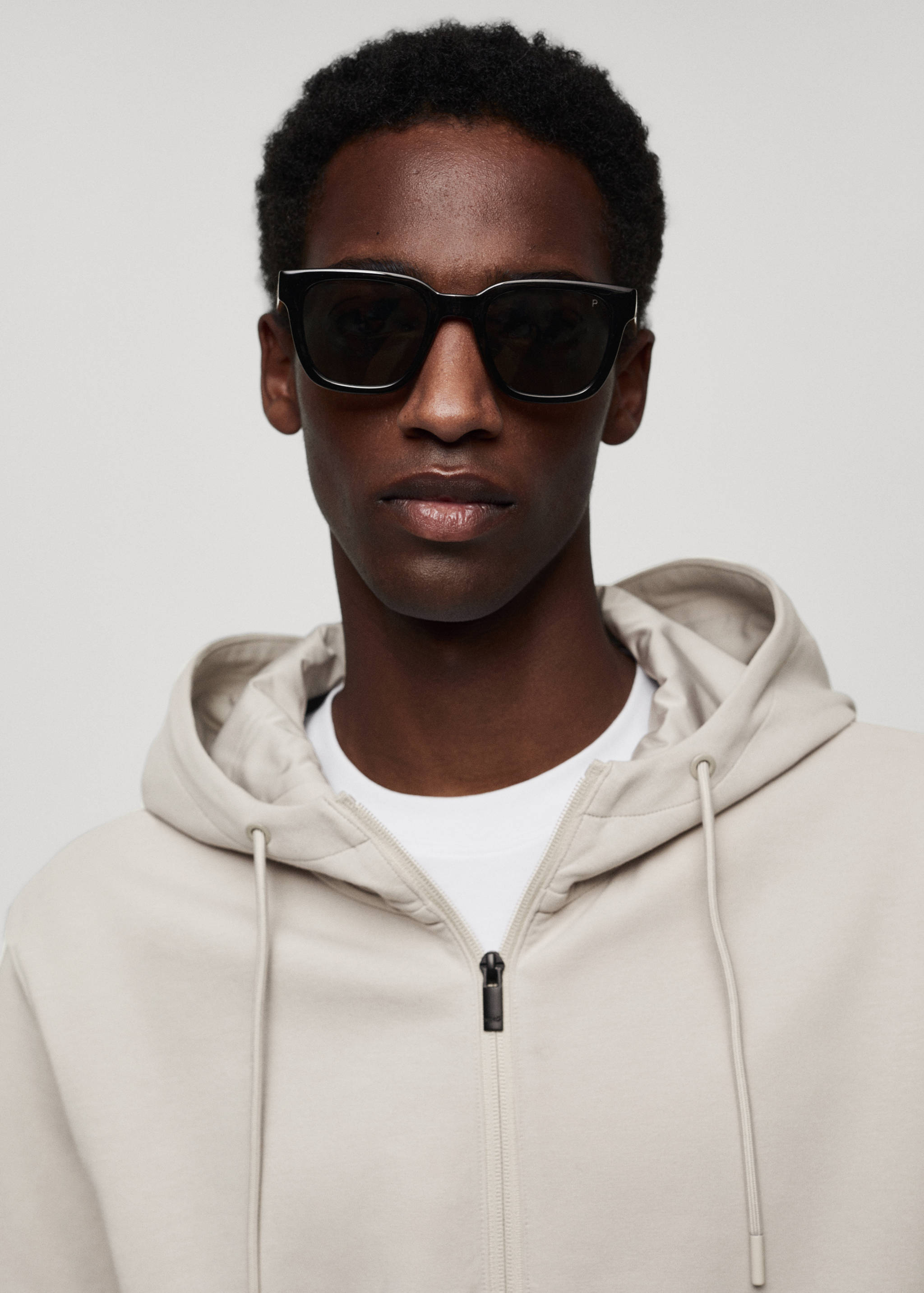 Sweatshirt com capuz de tecido técnico - Pormenor do artigo 1