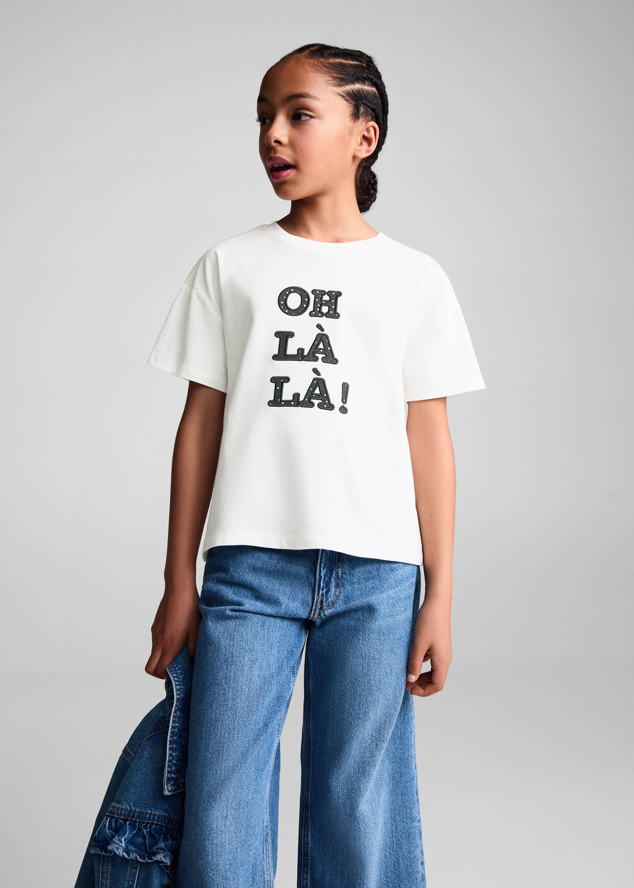 Camiseta mensaje bordado - Plano medio