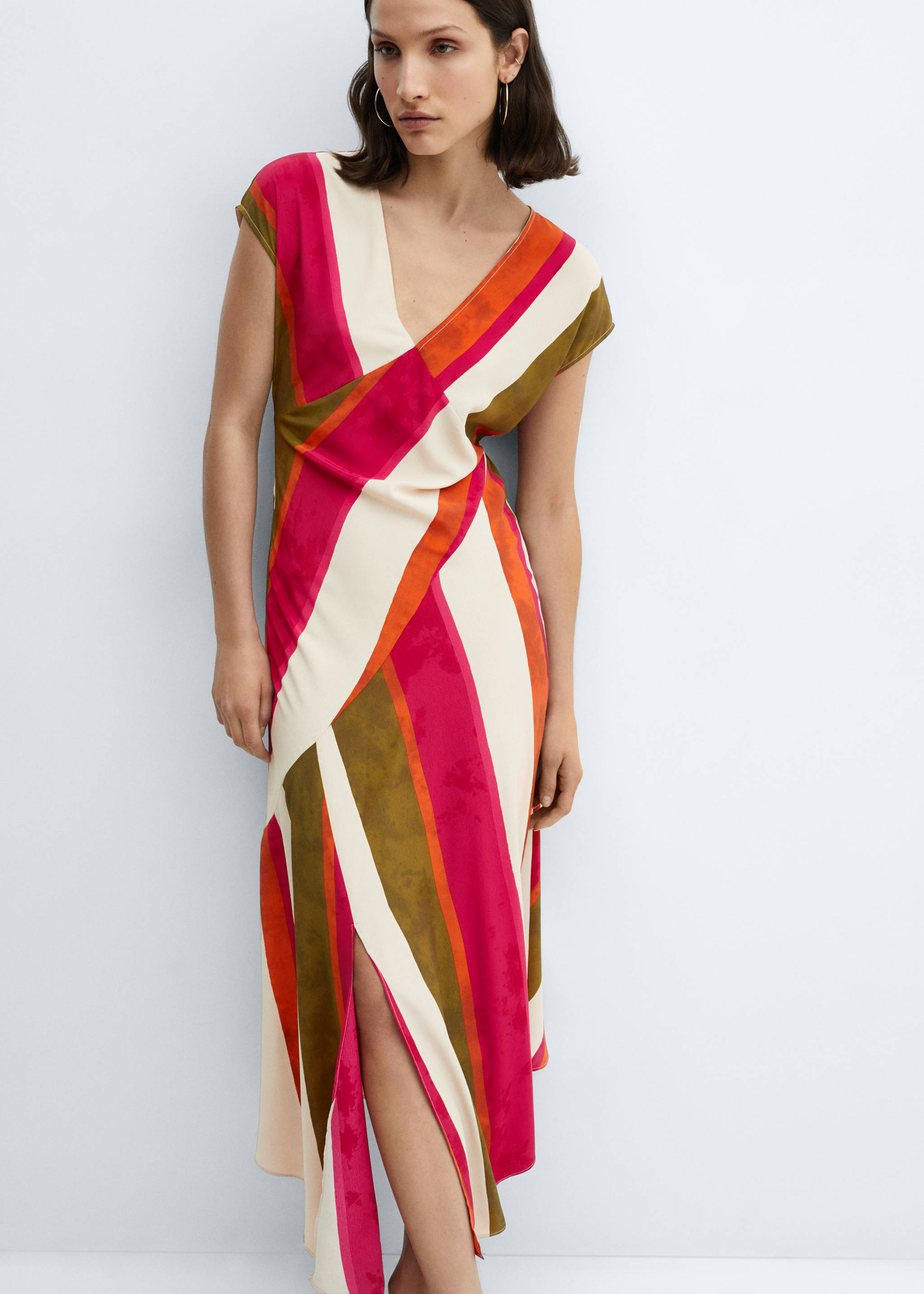 Полосатое платье с вырезом - Средний план