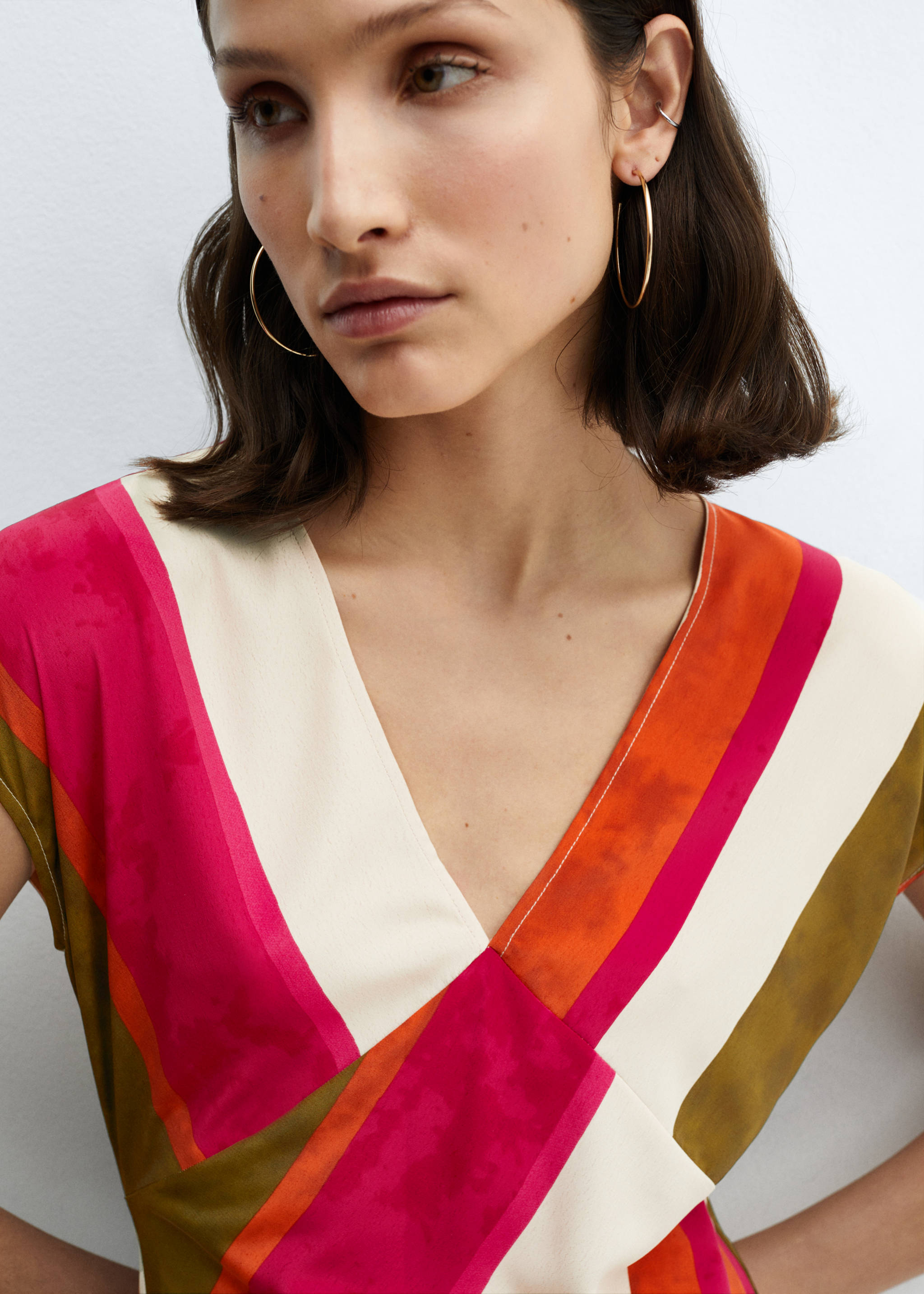 Полосатое платье с вырезом - Деталь изделия 1