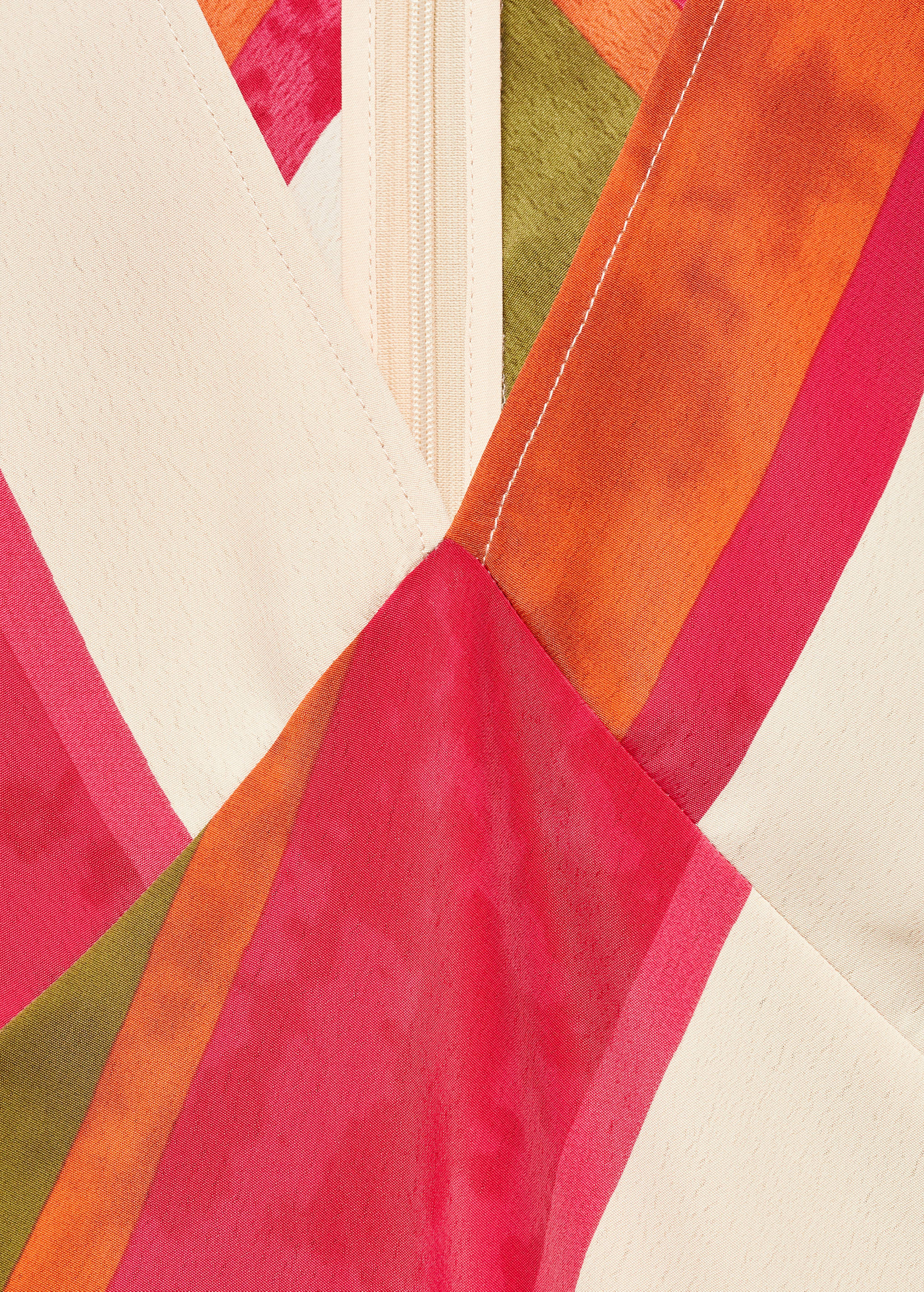 Полосатое платье с вырезом - Деталь изделия 8