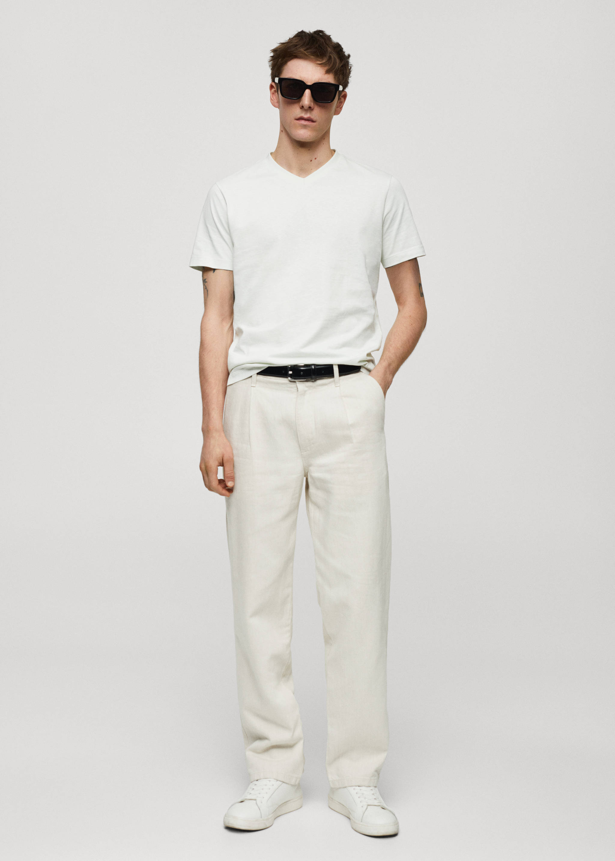 Basic cotton V-neck T-shirt - General plane