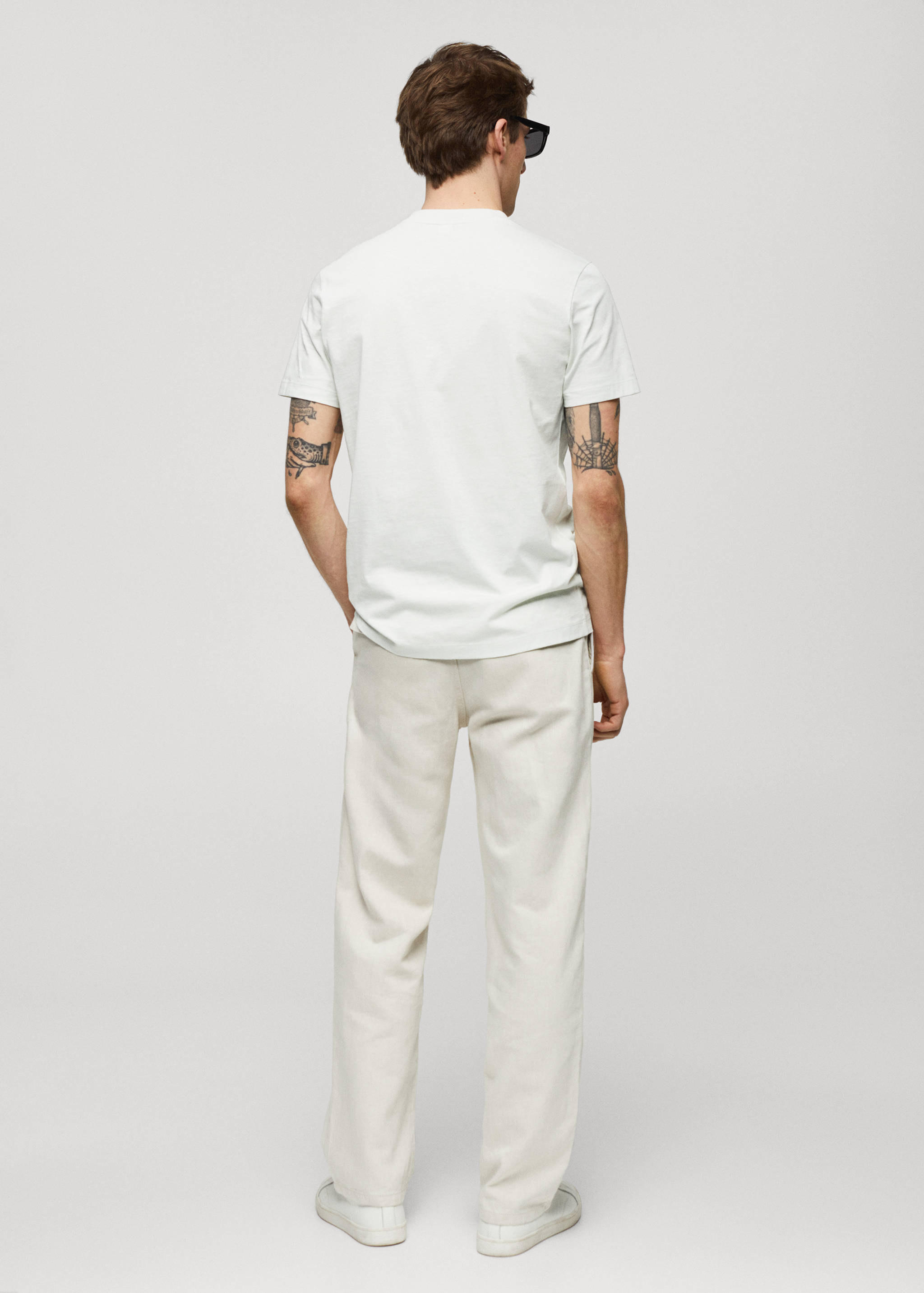 Basic cotton V-neck T-shirt - Reverse of the article