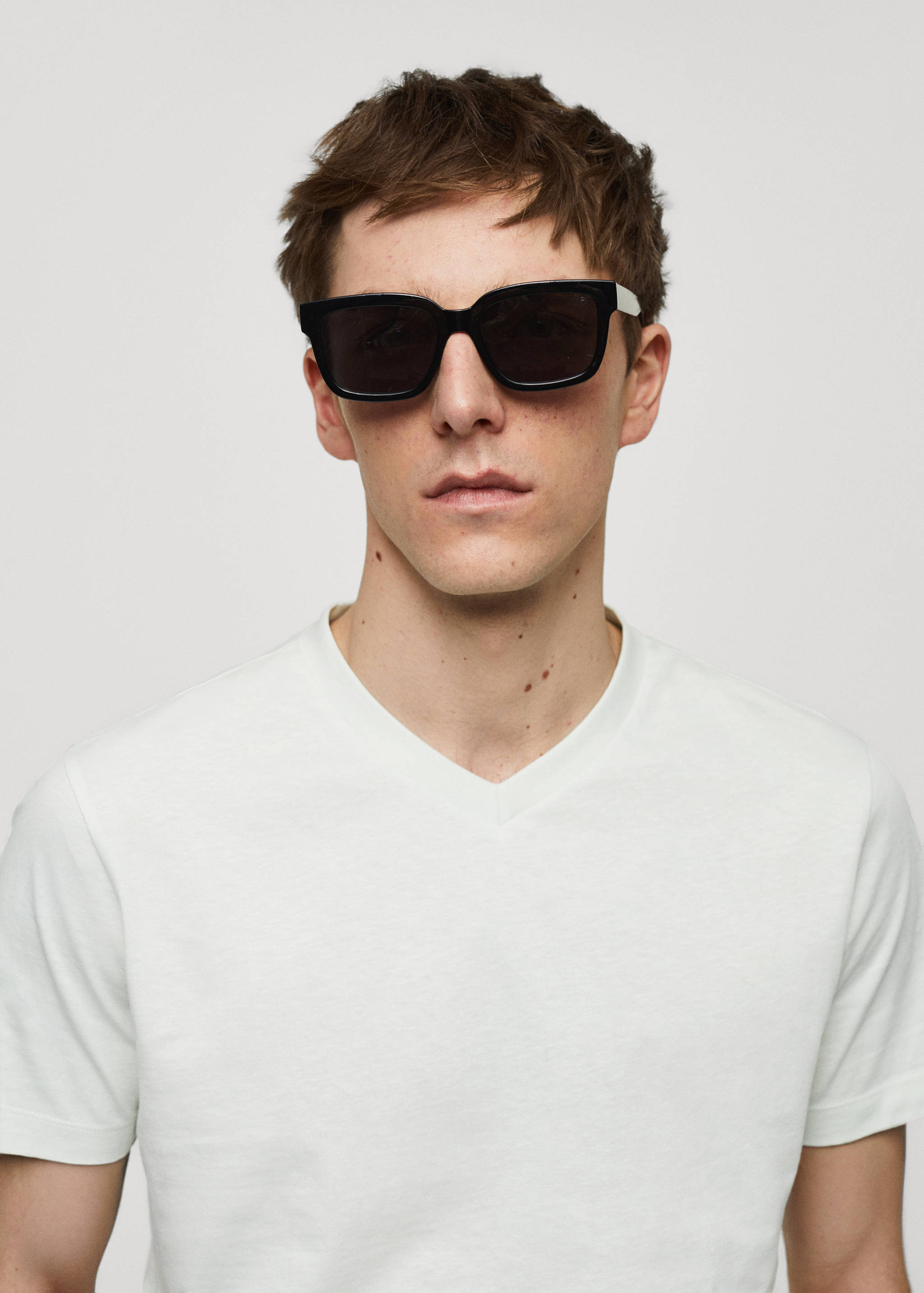 Basic cotton V-neck T-shirt - Details of the article 1