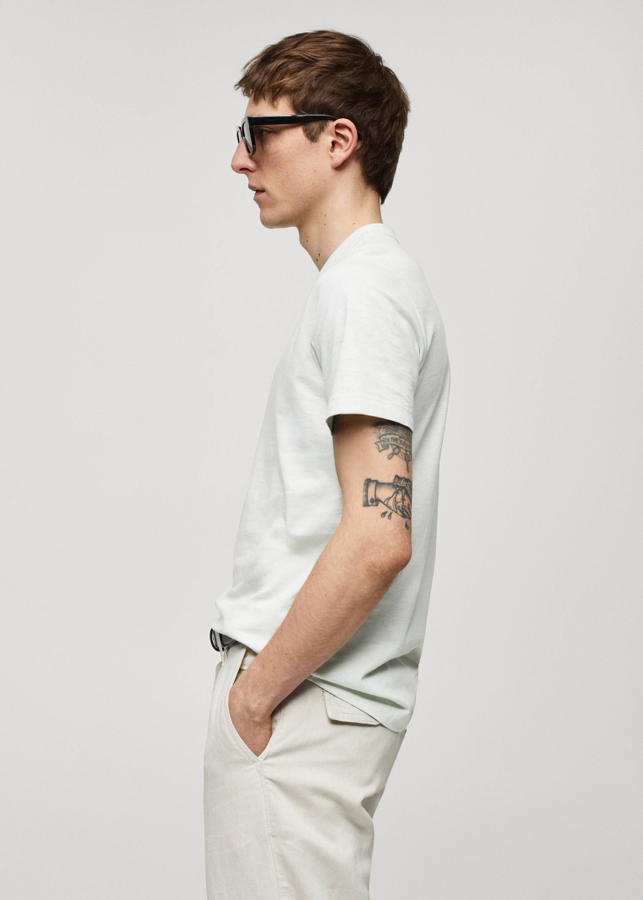 Basic cotton V-neck T-shirt - Details of the article 2