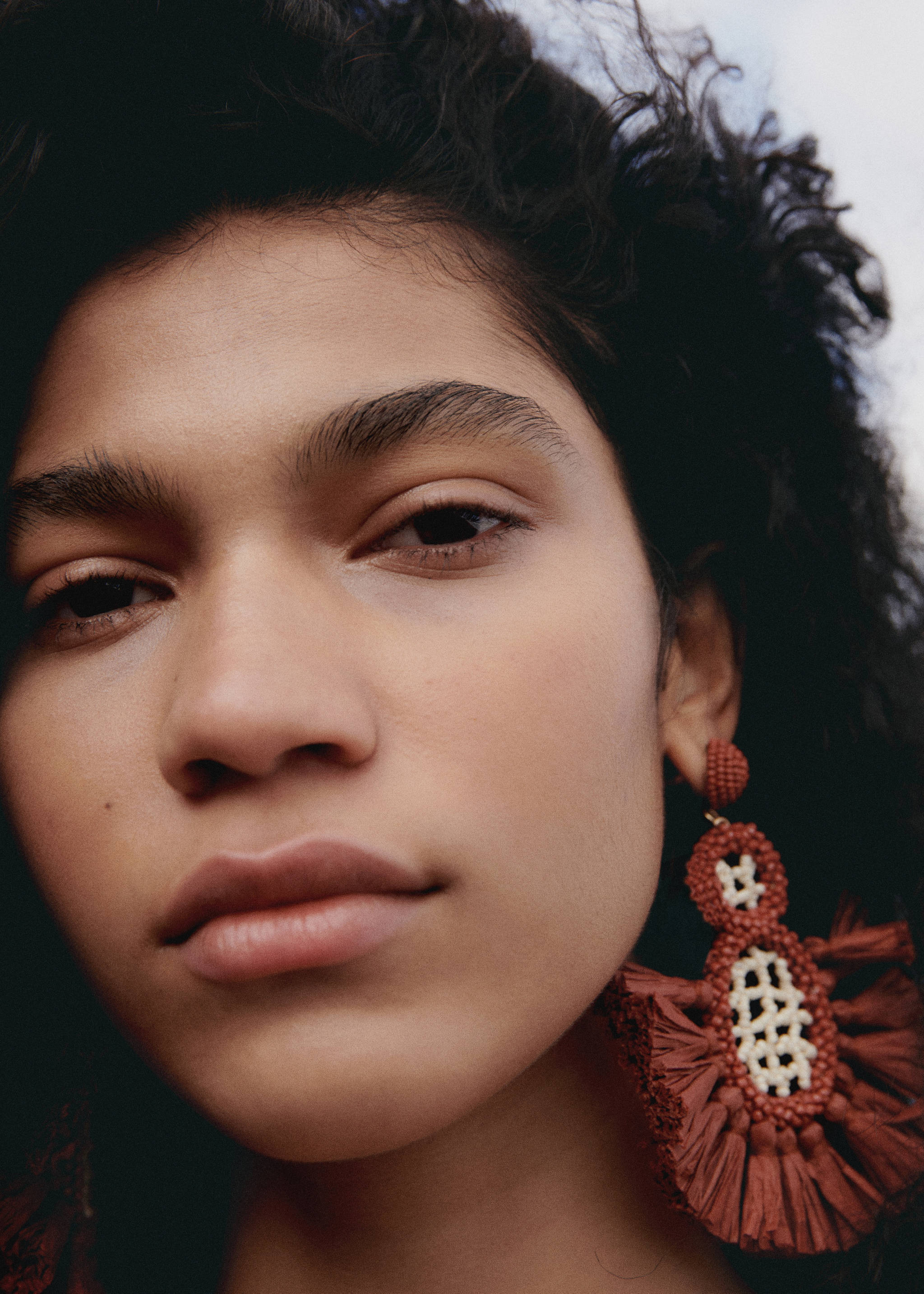 Long raffia earrings - General plane