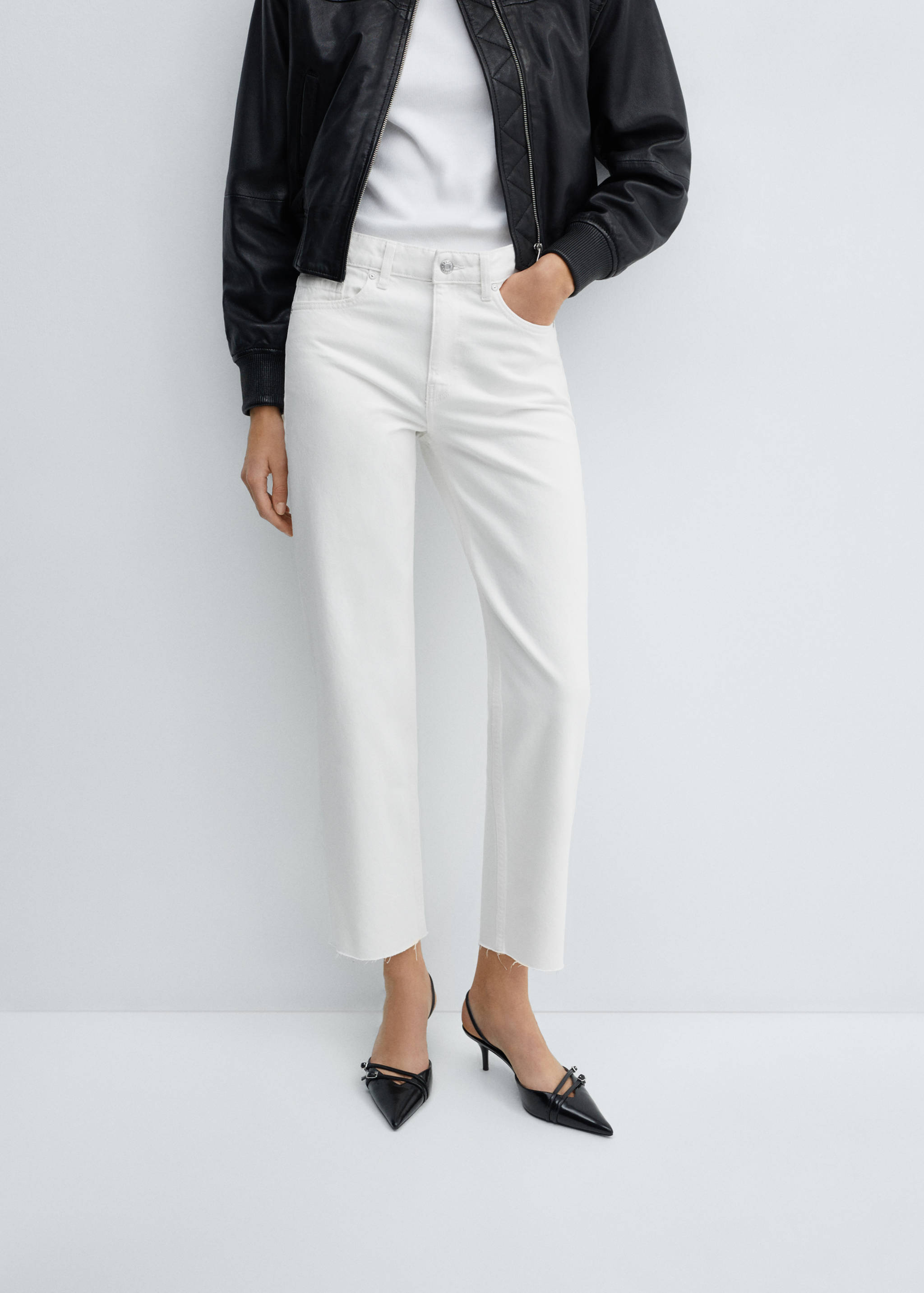 Прямые укороченные джинсы - Средний план