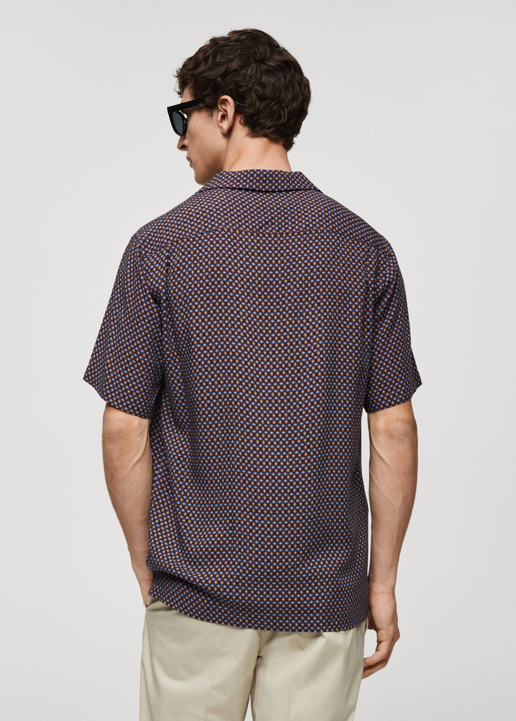 Camisa manga corta regular fit estampado - Reverso del artículo