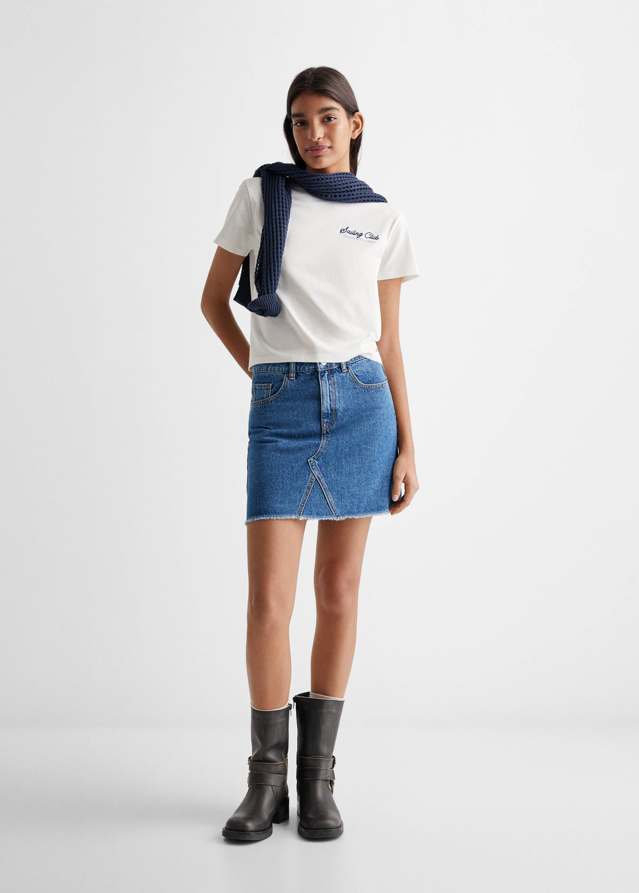 Футболка с вышитой надписью - Общий план