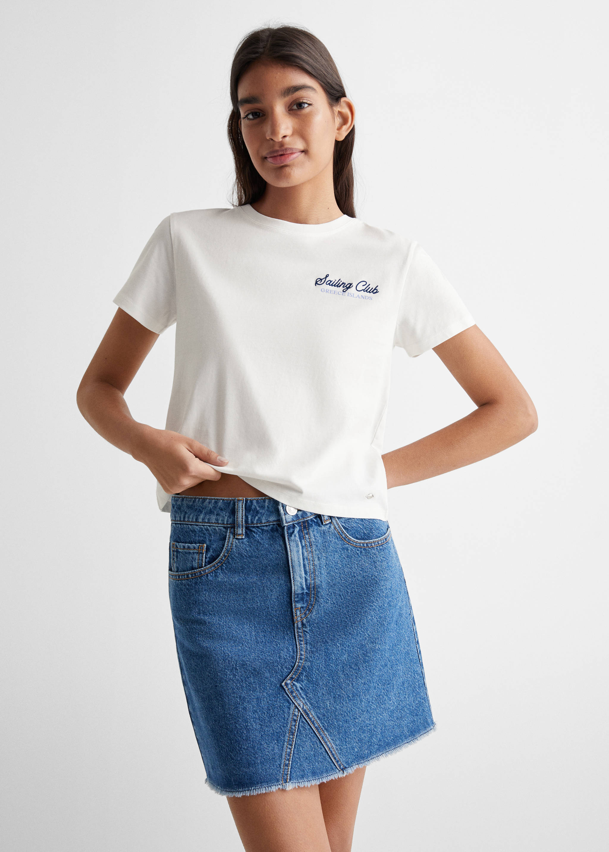 Футболка с вышитой надписью - Средний план