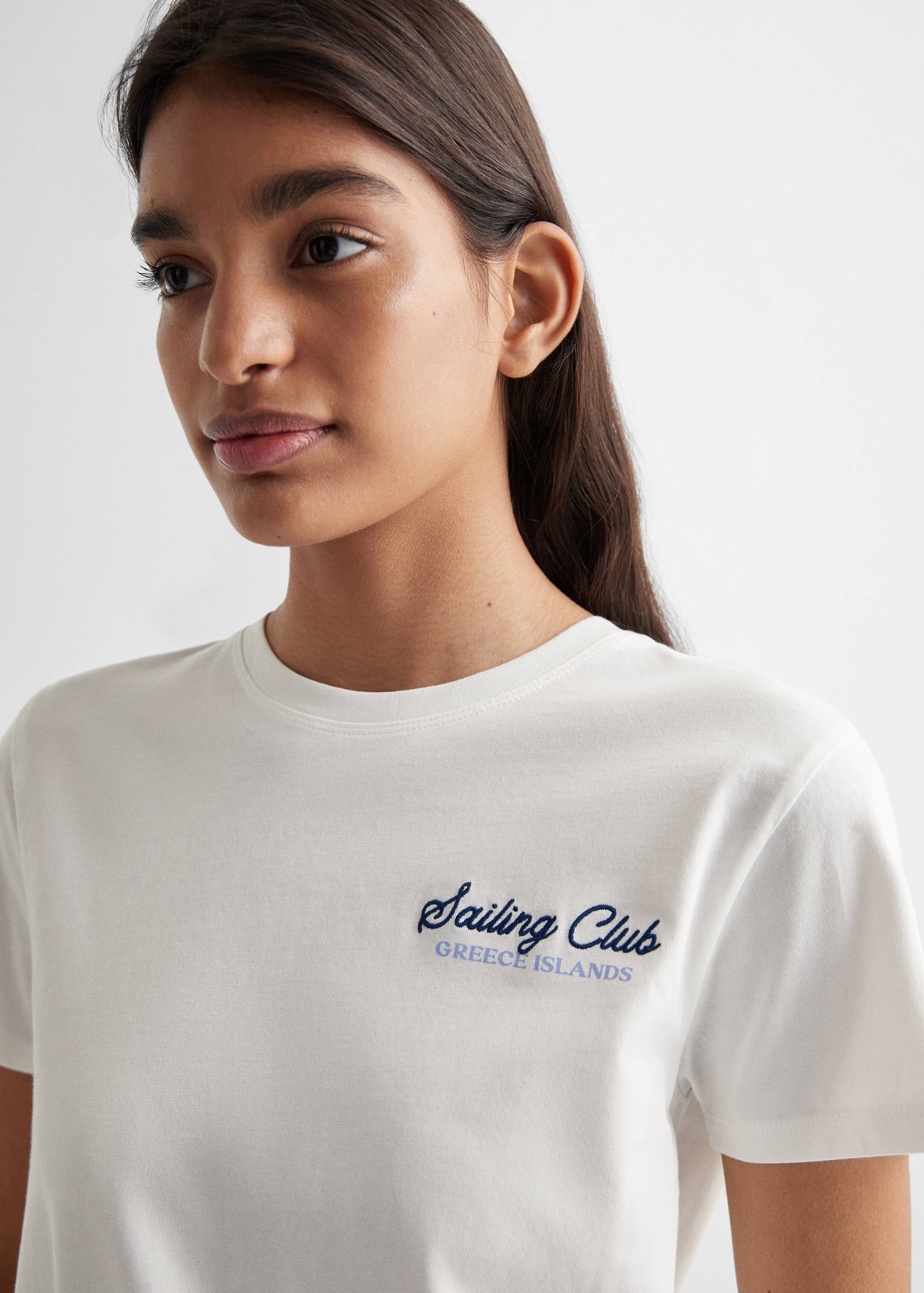 Футболка с вышитой надписью - Деталь изделия 1