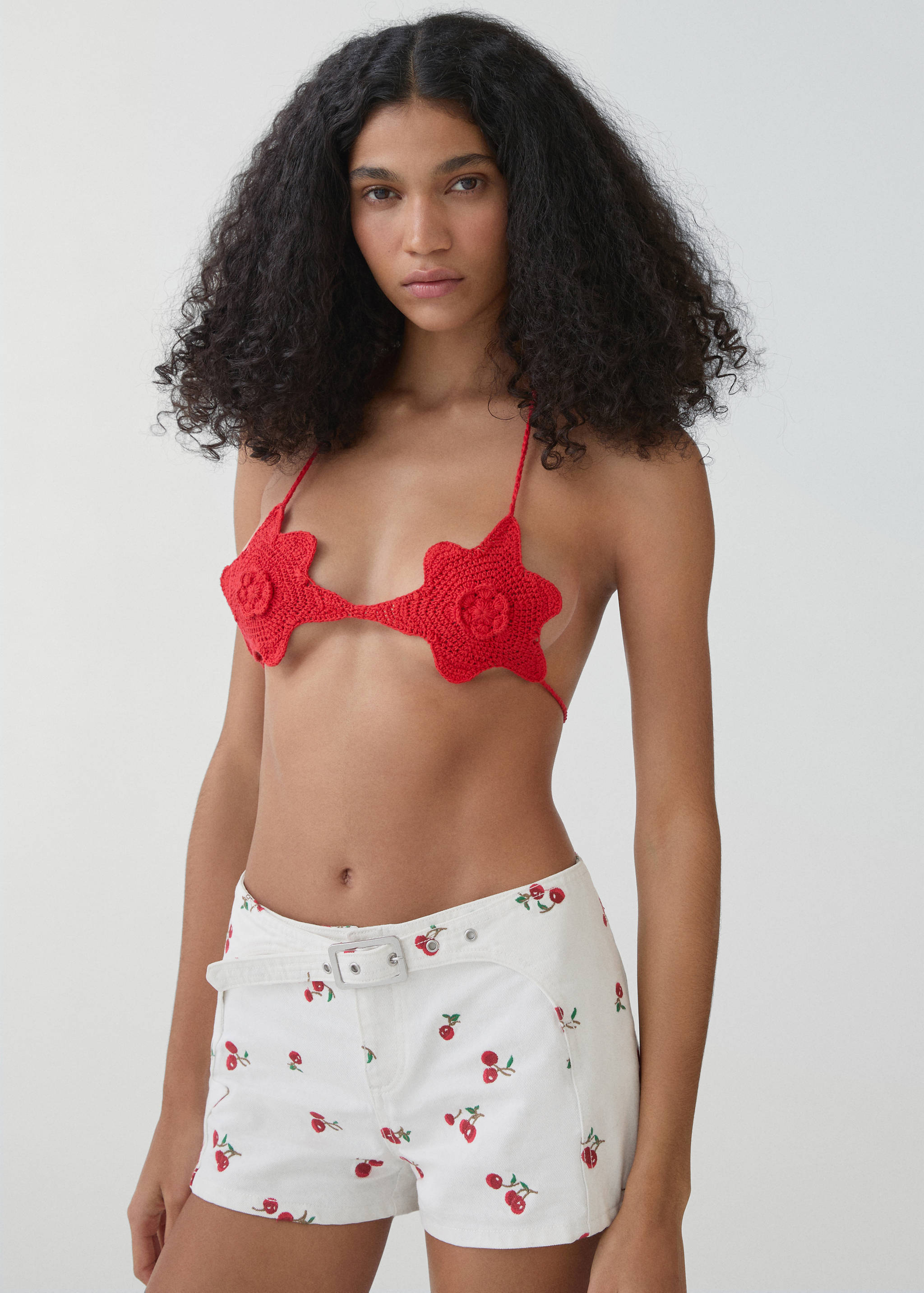 Shorts bordados cinturón - Plano medio