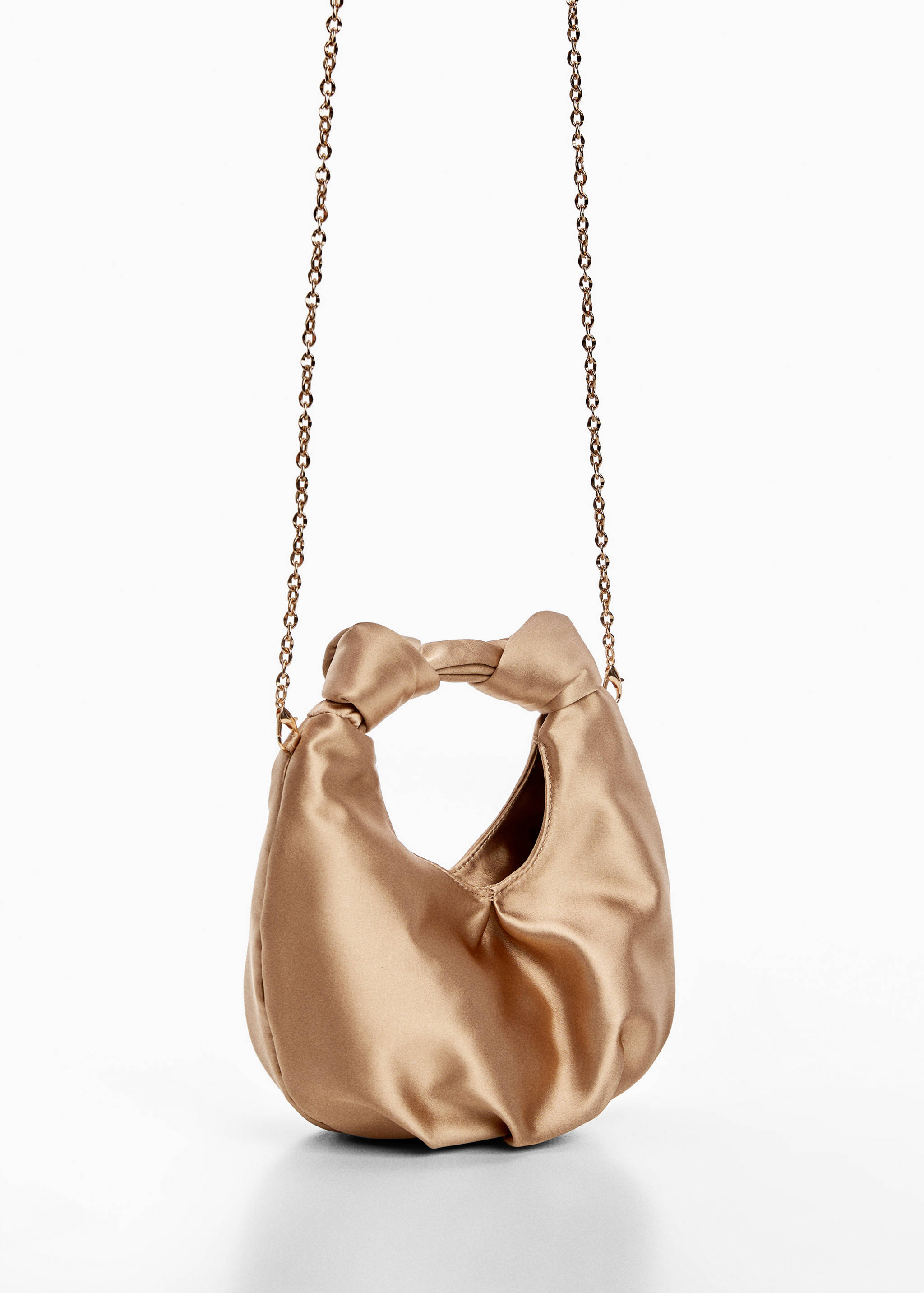 Атласная сумка для ношения в руке - Средний план