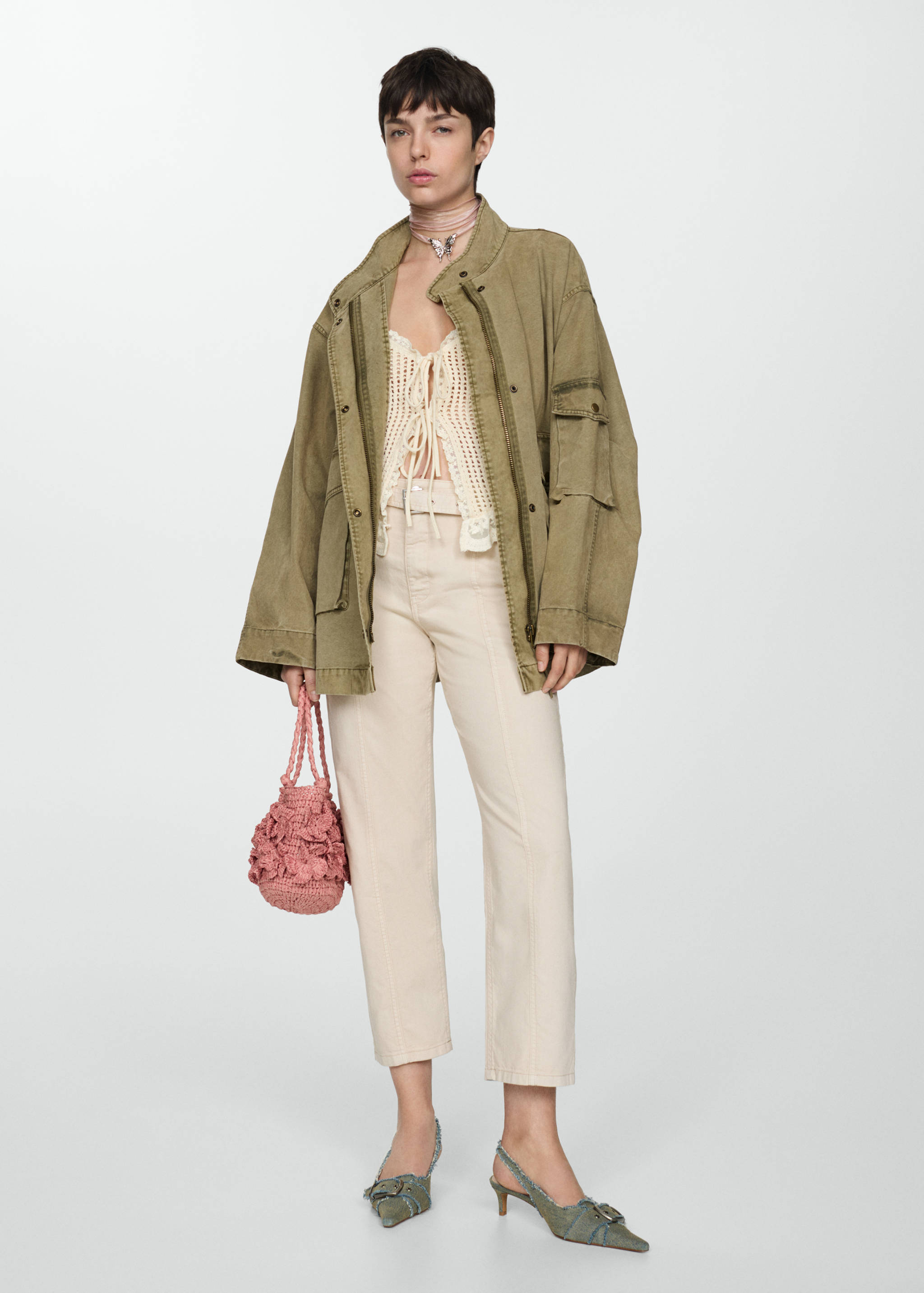 Джинсы слоучи с отворотом на поясе - Общий план