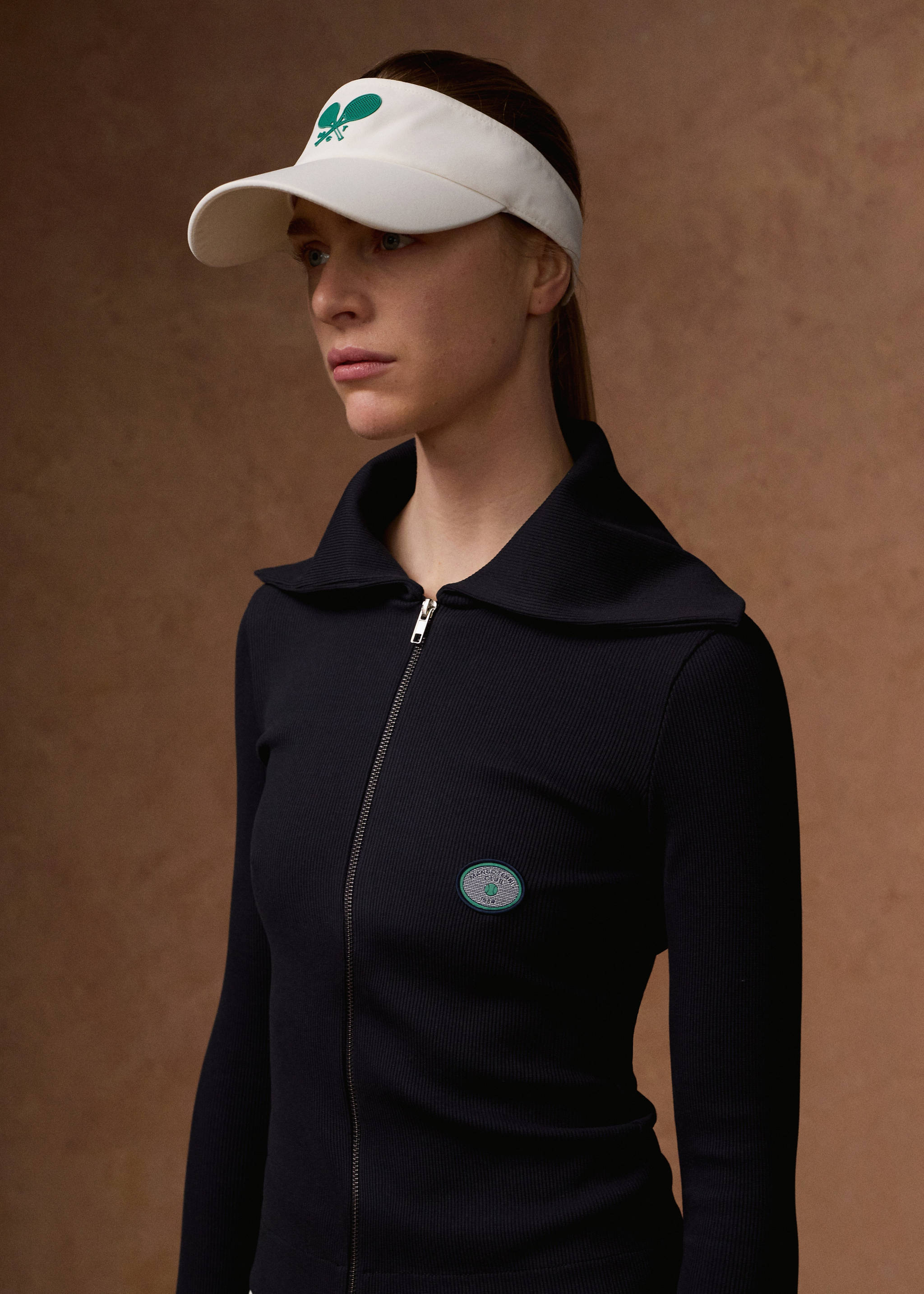 Cap with visor and logo - General plane