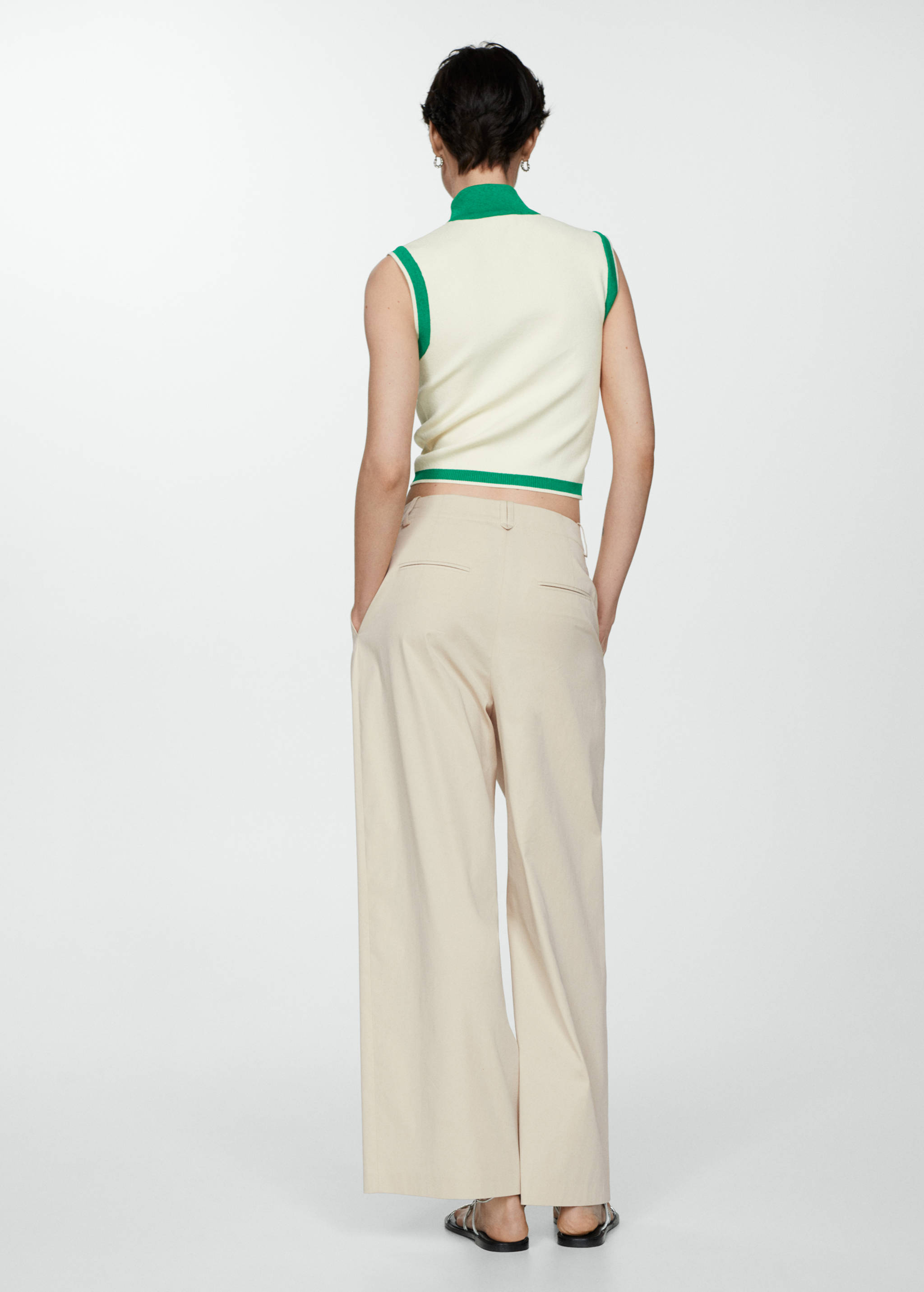 Buttoned round-neck cardigan - Reverse of the article