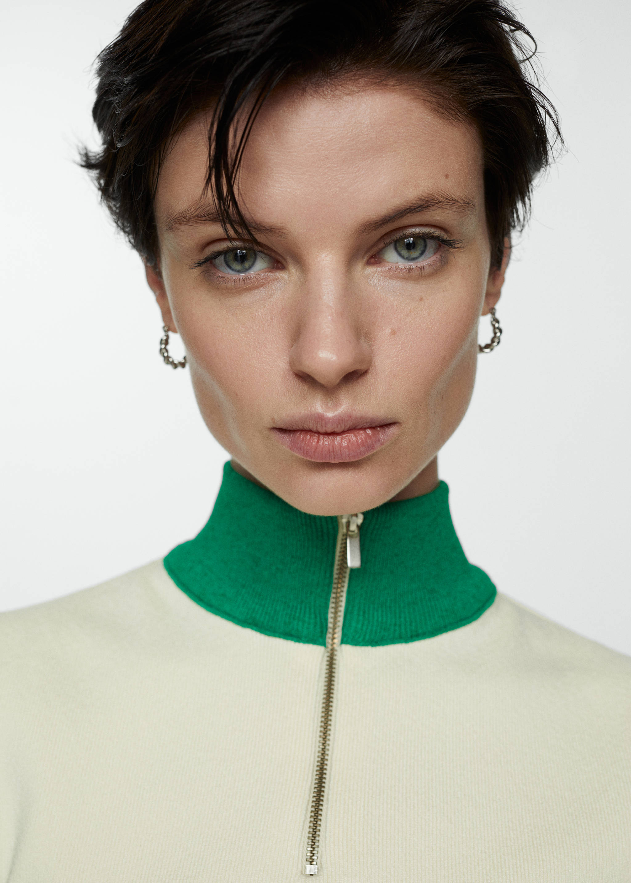 Buttoned round-neck cardigan - Details of the article 1
