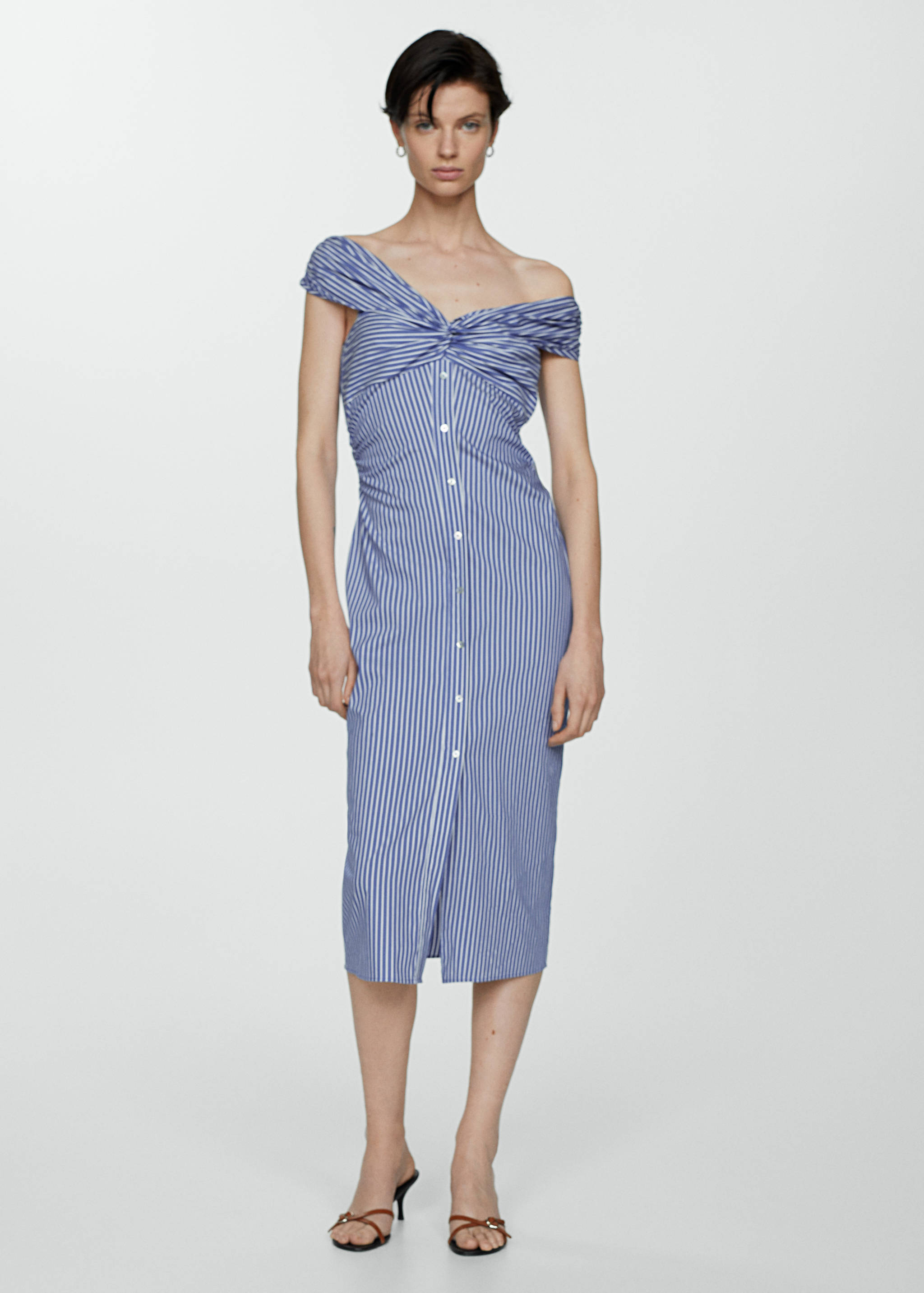 Vestido rayas hombros descubiertos - Plano general