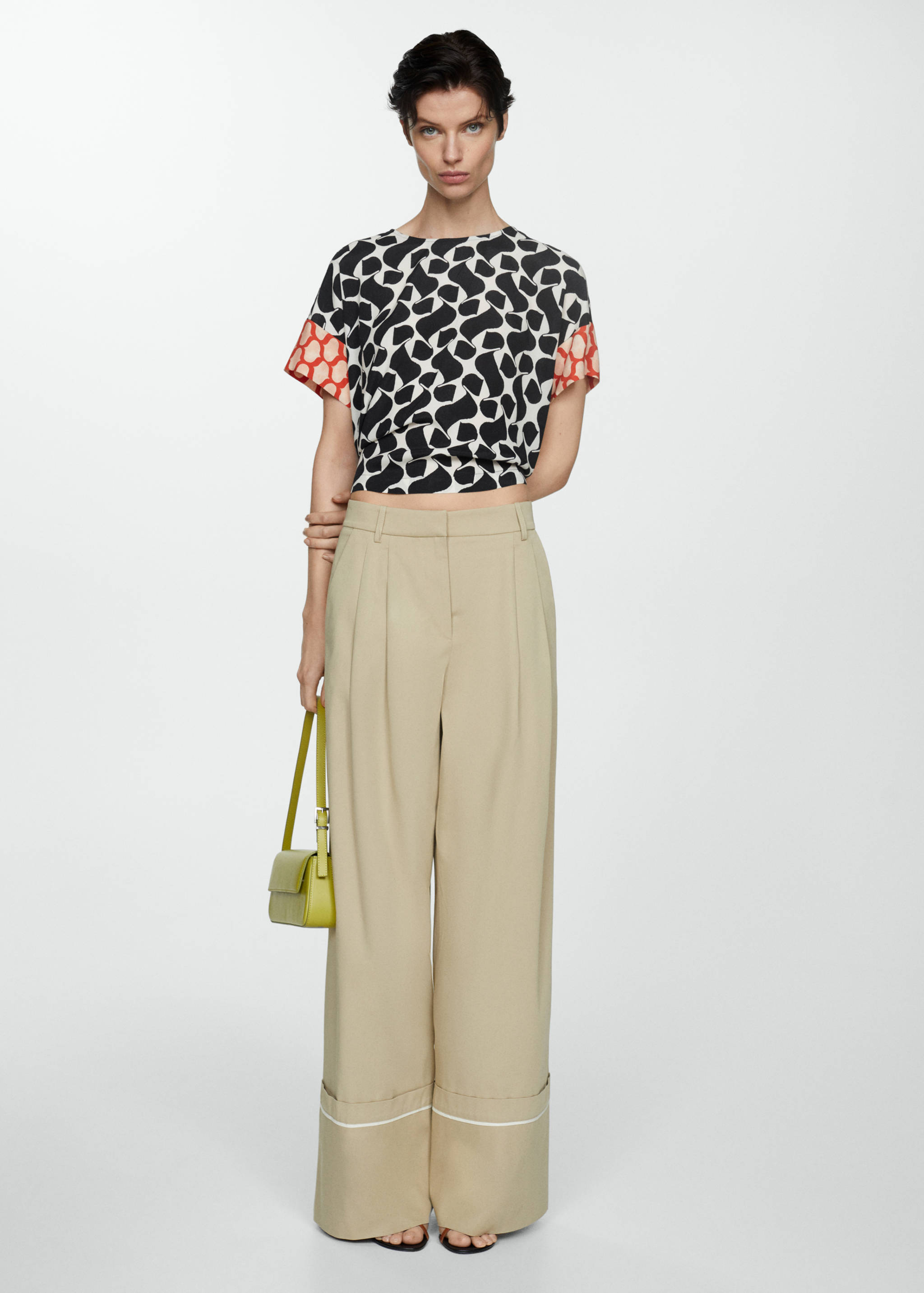 Blus bermotif dengan model kontras - Tampilan Umum