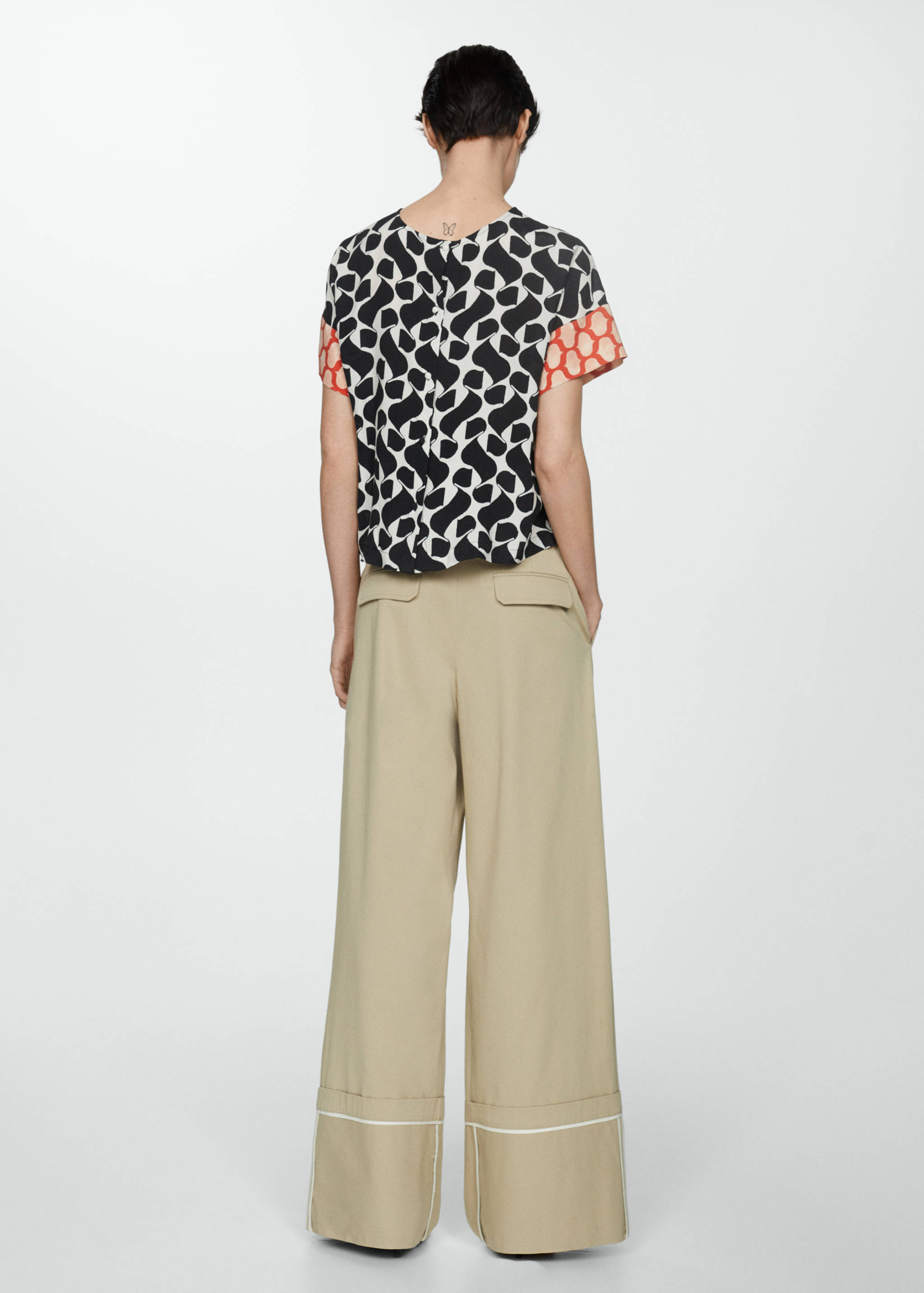 Blus bermotif dengan model kontras - Versi terbalik dari barang