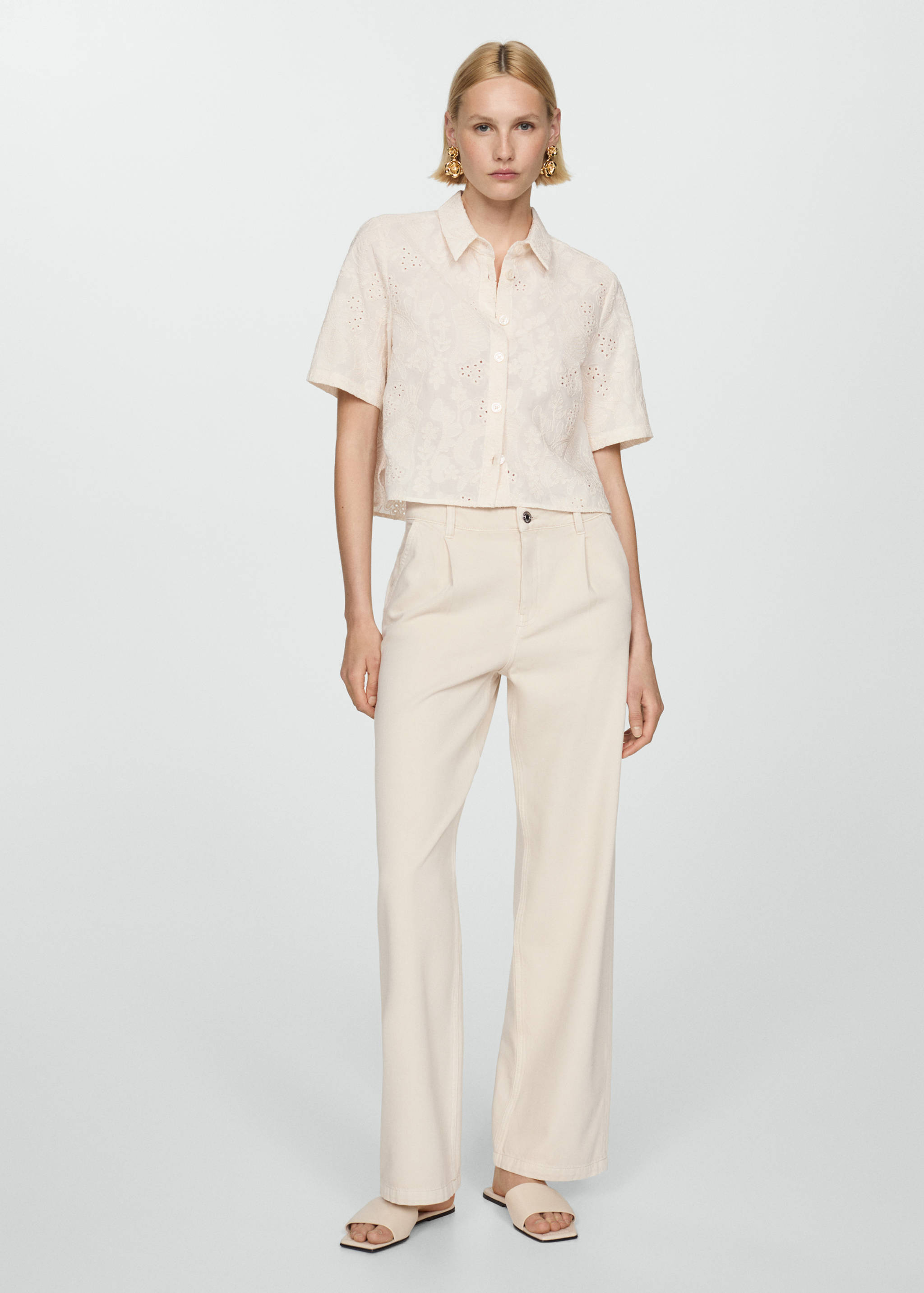 Сорочка з вишитими деталями - Загальний план