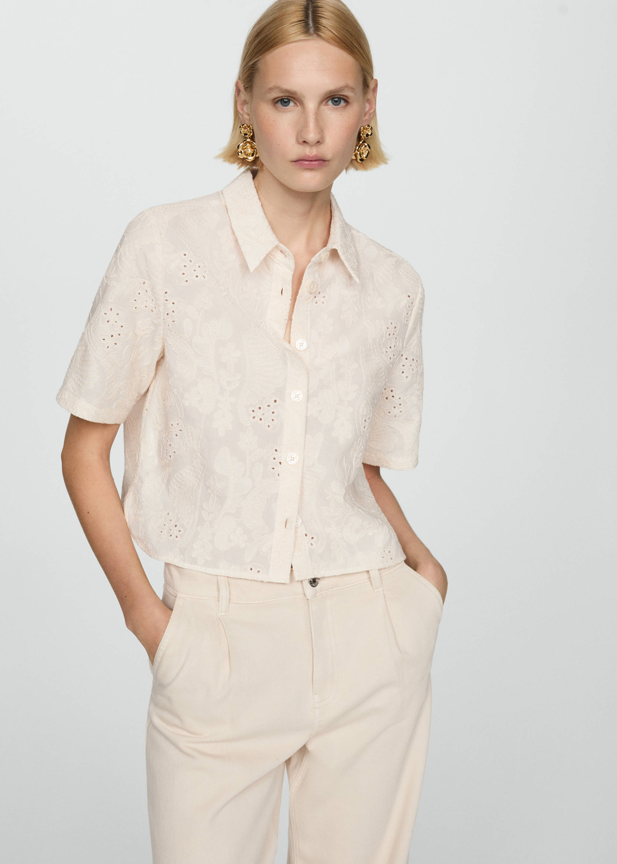 Сорочка з вишитими деталями - Середній план
