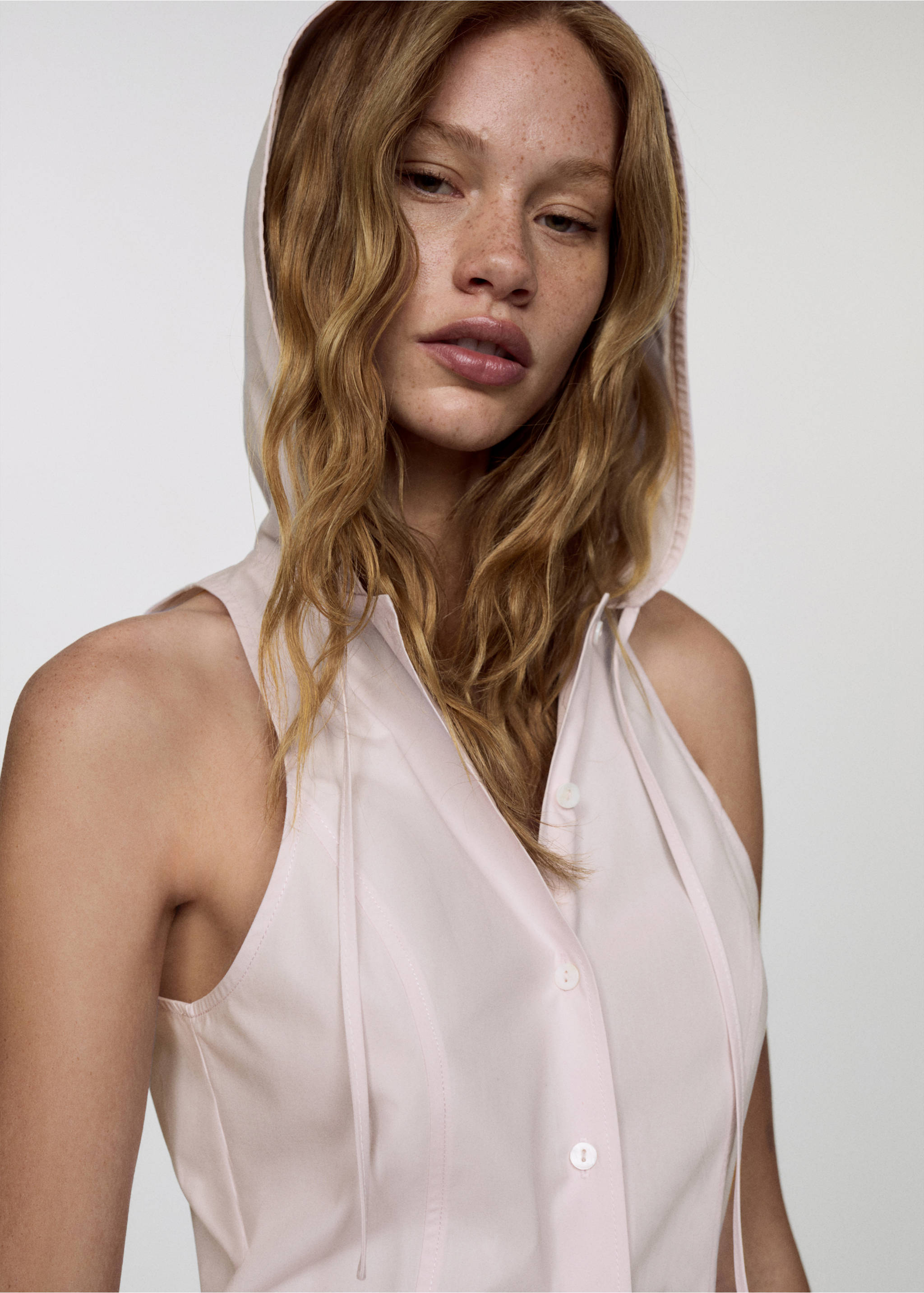 Sleeveless hooded shirt - Details of the article 1, Pastel Pink. Ref: 67029605-00.