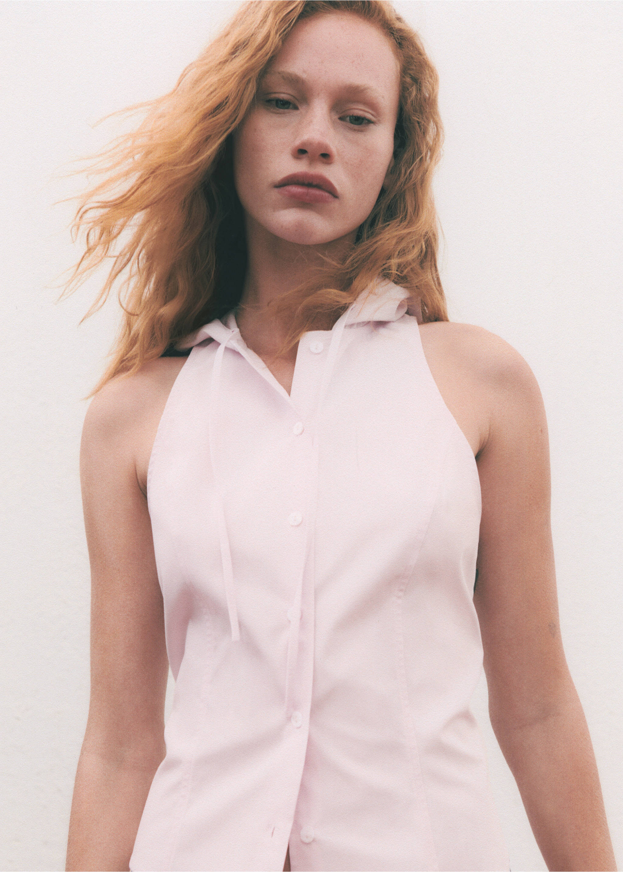 Sleeveless hooded shirt - Details of the article 3, Pastel Pink. Ref: 67029605-00.