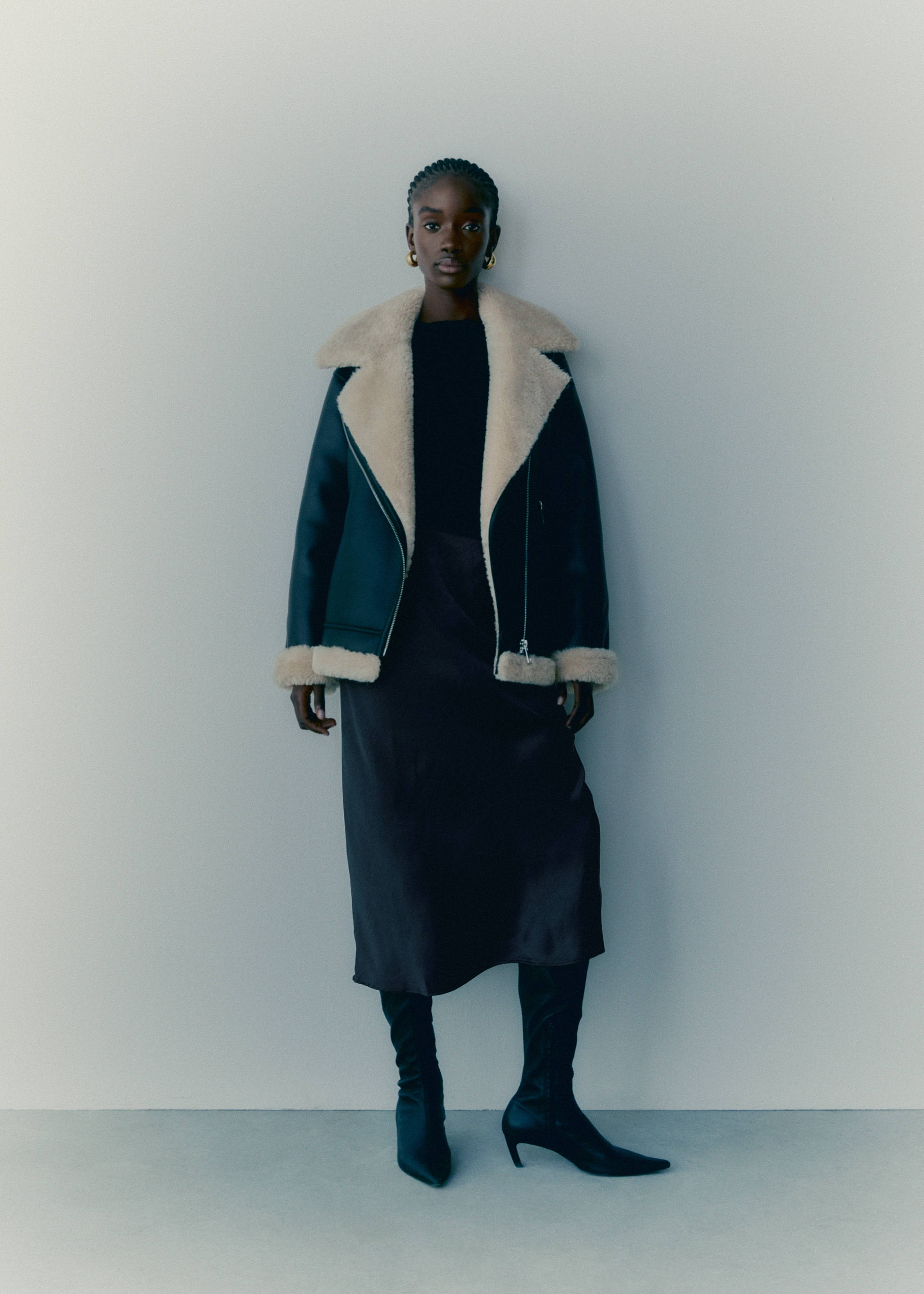 Falda midi satinada - Detalle del artículo 6, Negro. Ref: 67030461-00.