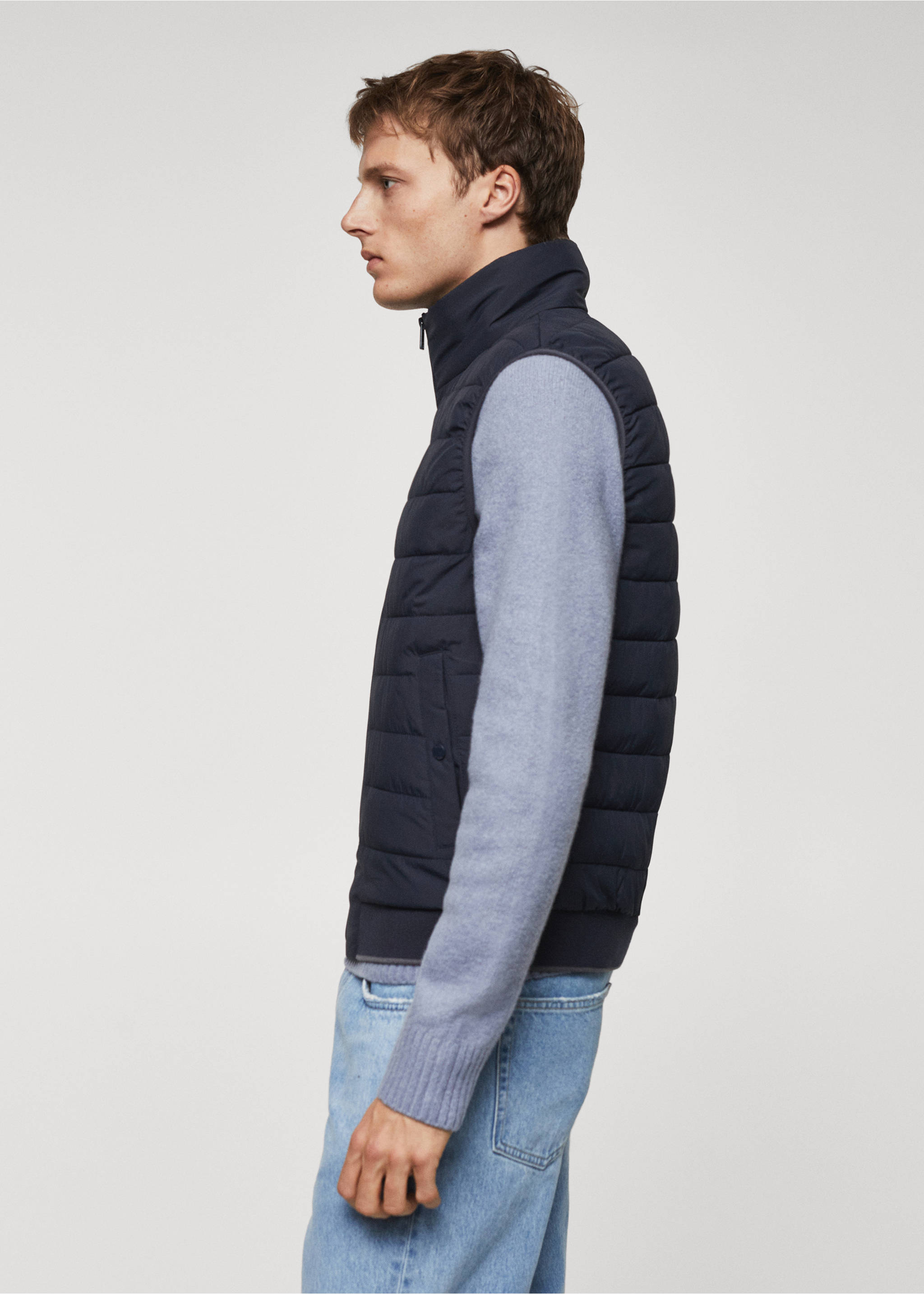 Ultra-light padded water-repellent vest - Details of the article 2, Navy. Ref: 67030619-00.