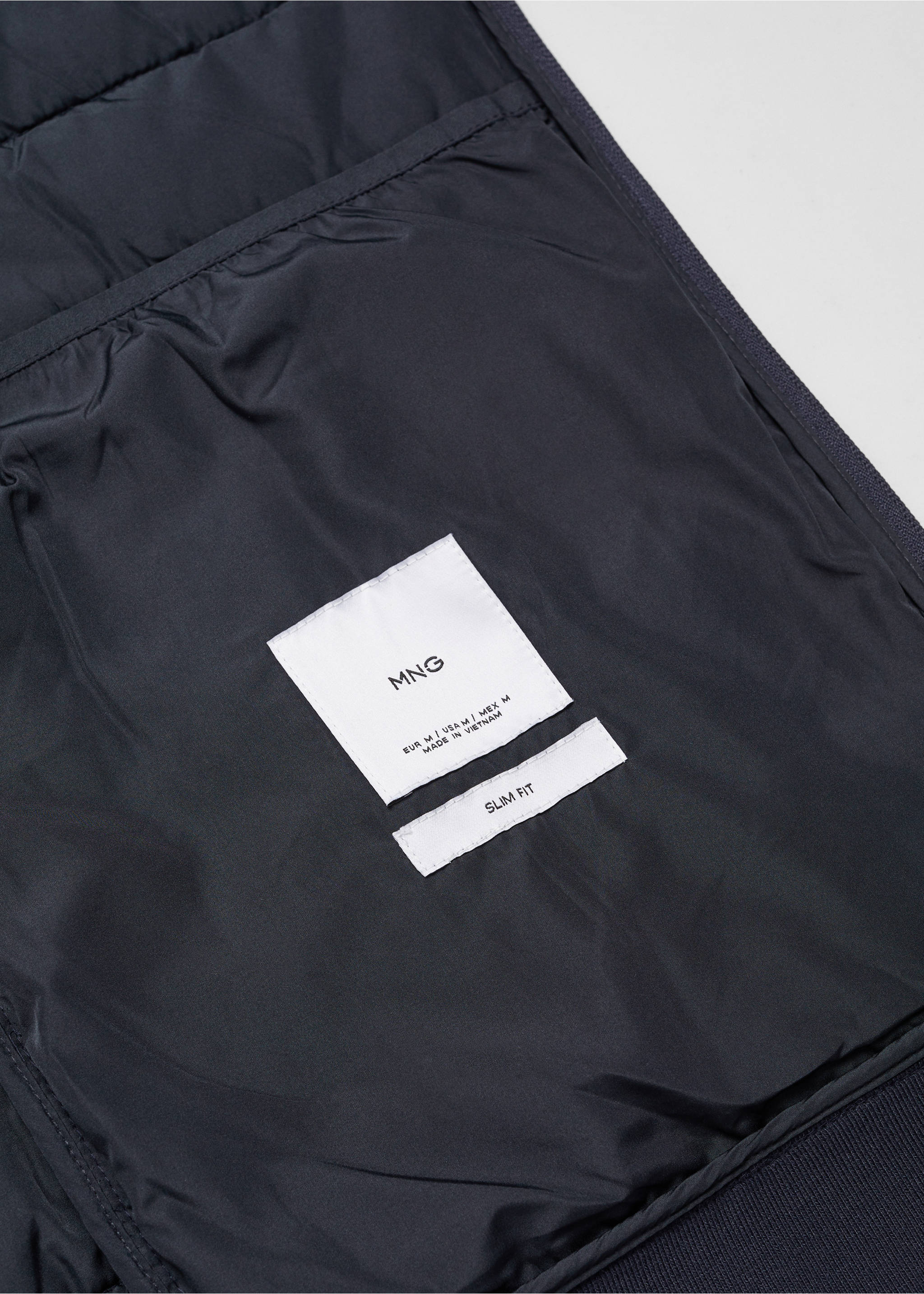 Ultra-light padded water-repellent vest - Details of the article 8, Navy. Ref: 67030619-00.