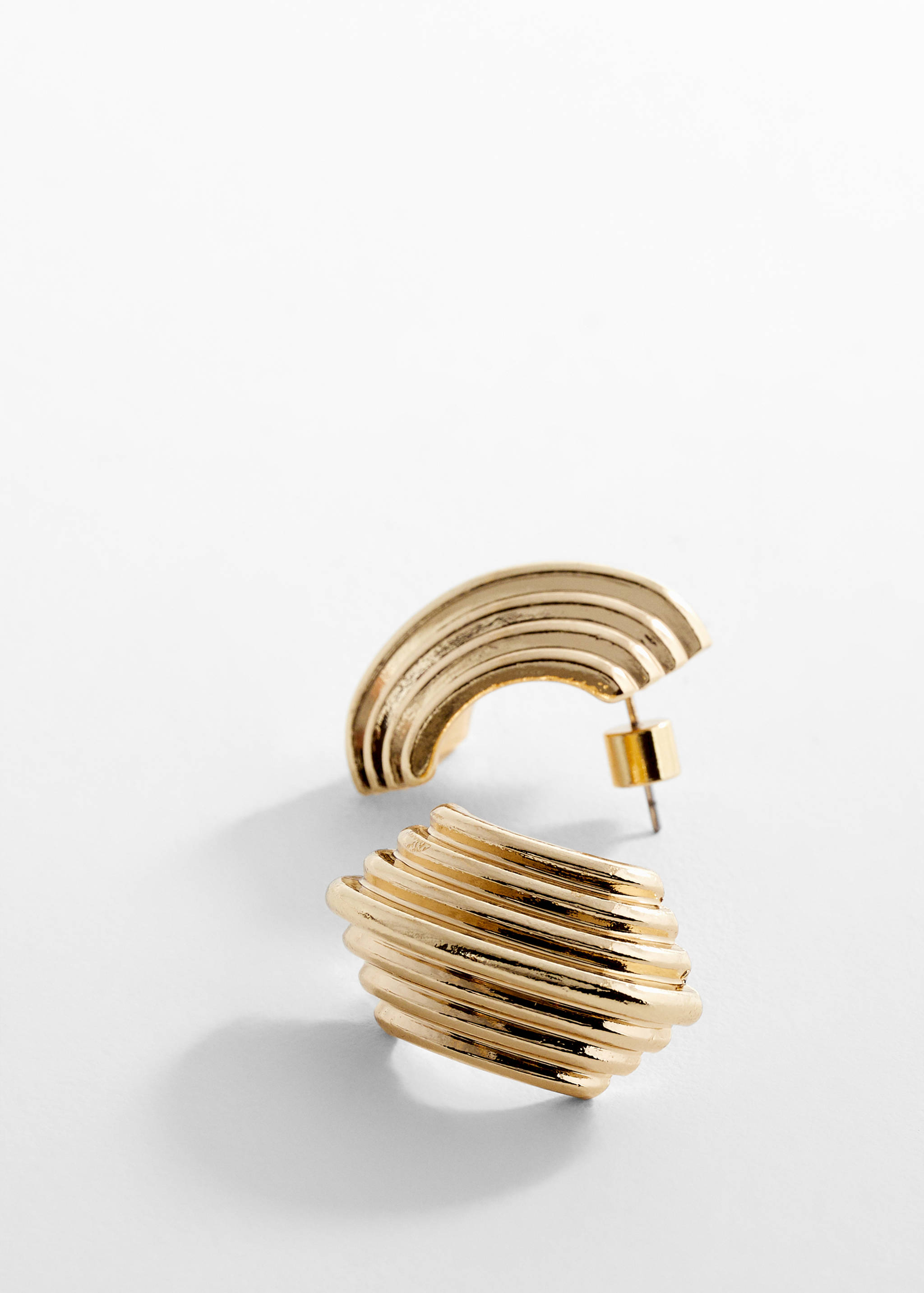 Embossed semi-hoop earrings - Medium plane