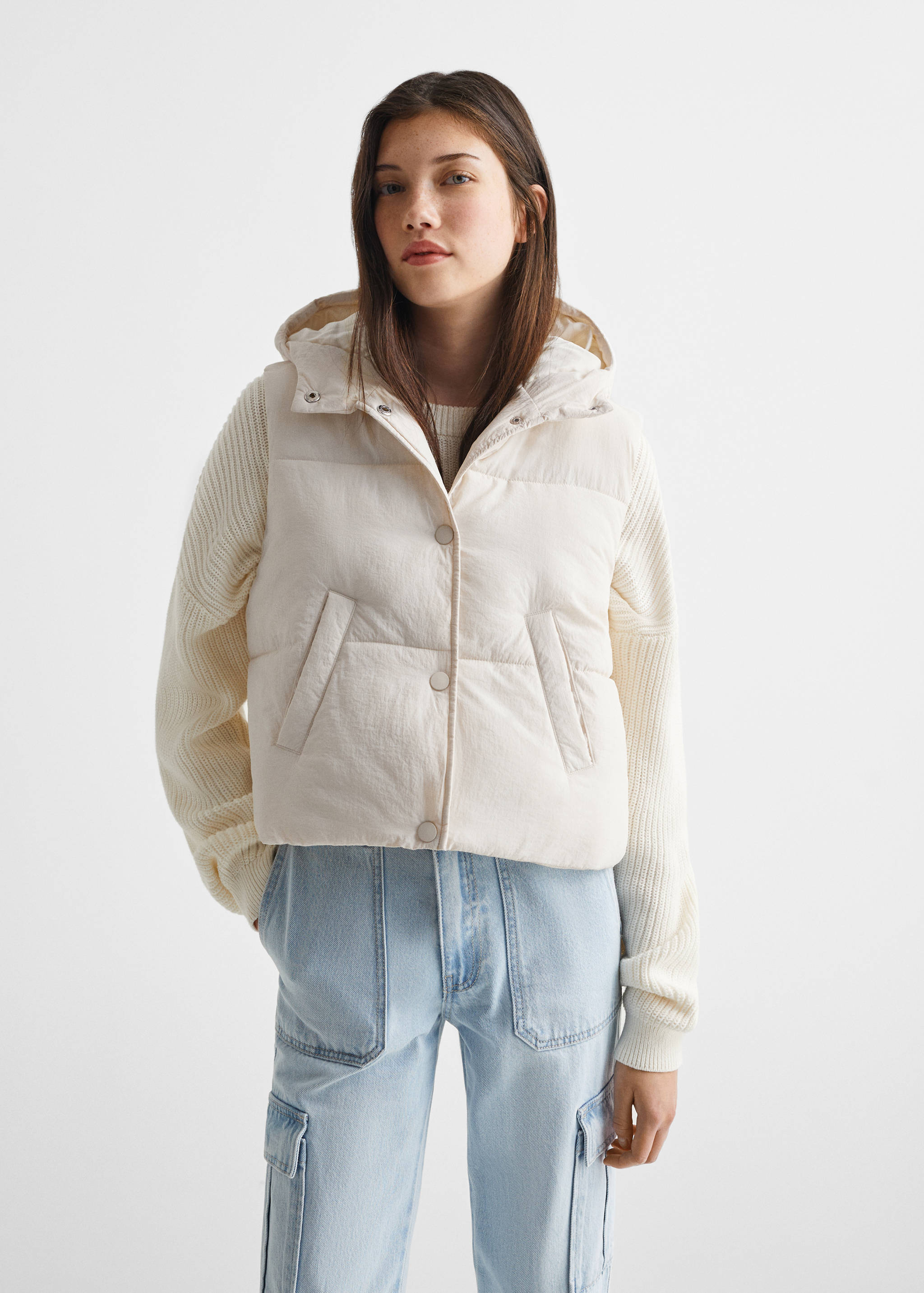 Gilet matelassé à capuche - Plan moyen