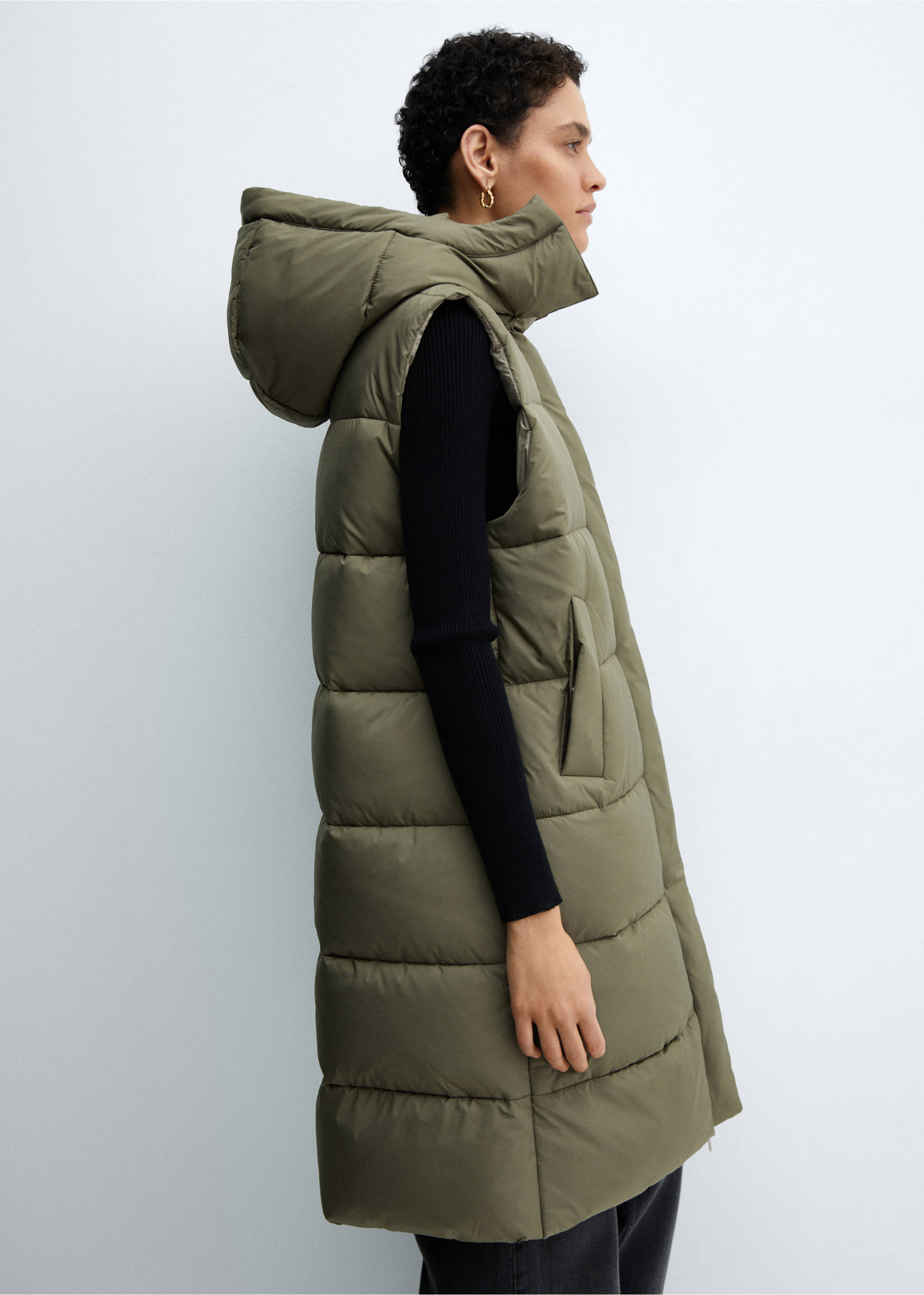 Quilted gilet with hood - Details of the article 2, Khaki. Ref: 67033263-00.