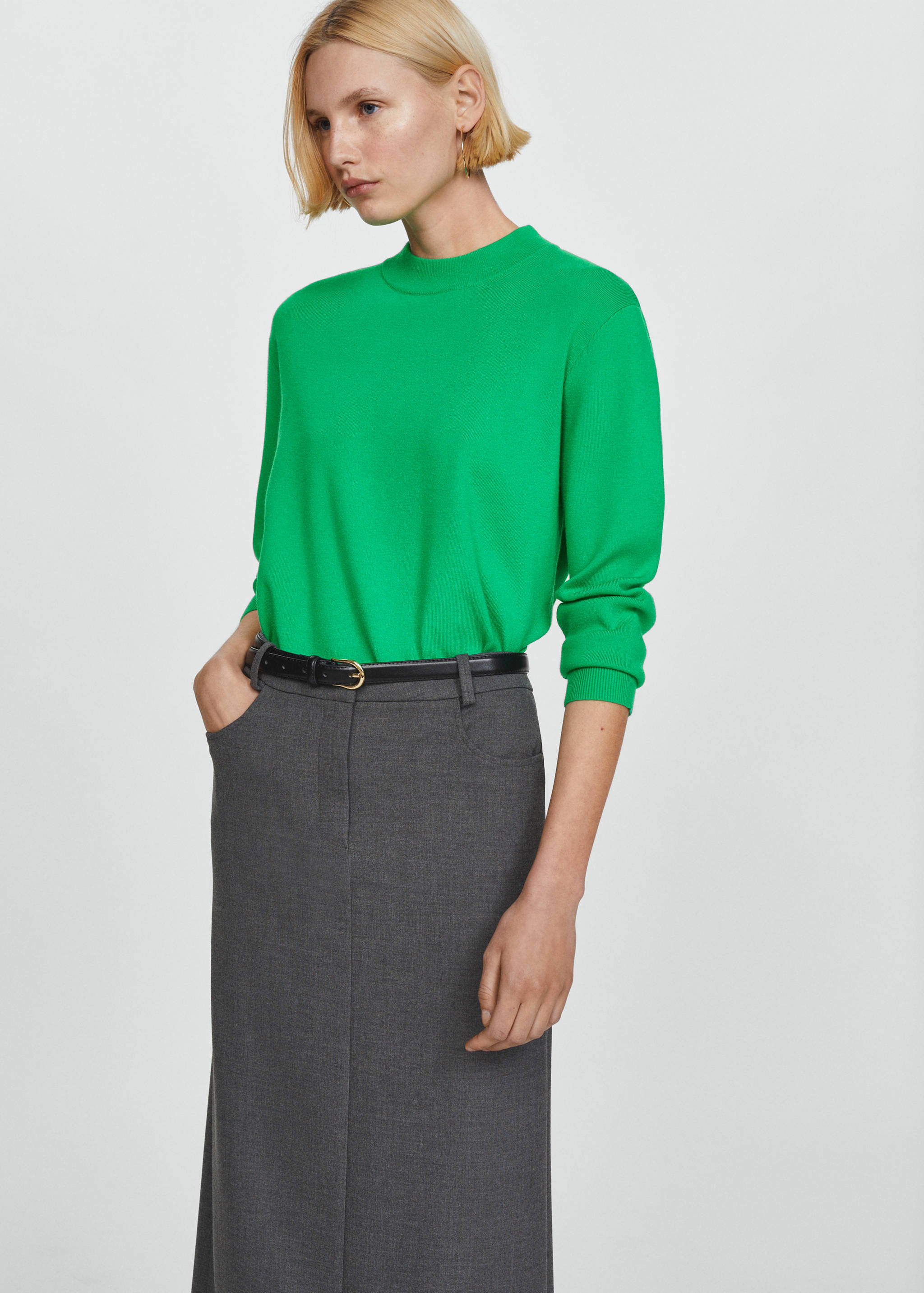 Round-neck knitted sweater - Medium plane