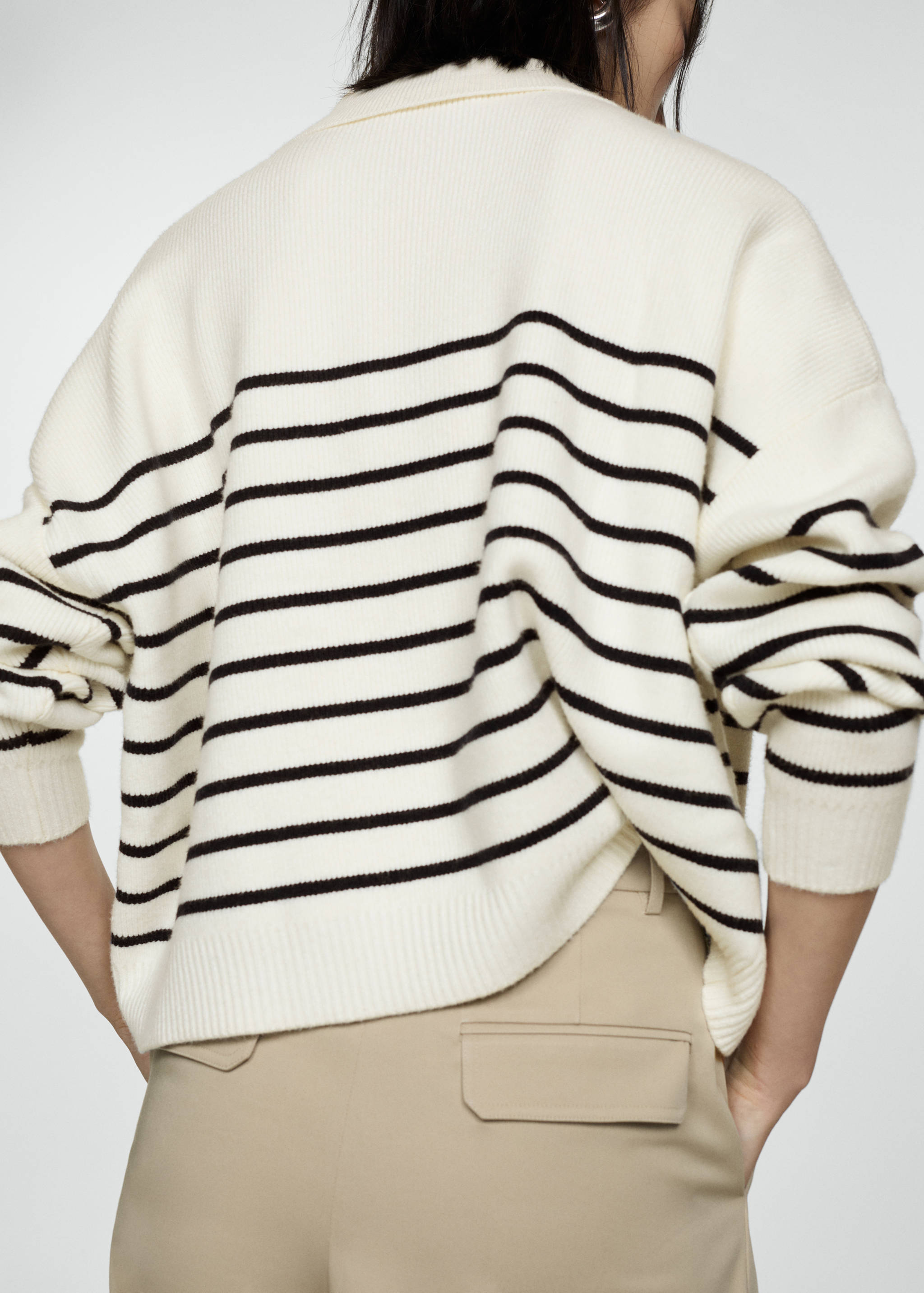 Вязаный джемпер с пуговицами - Обратная сторона изделия