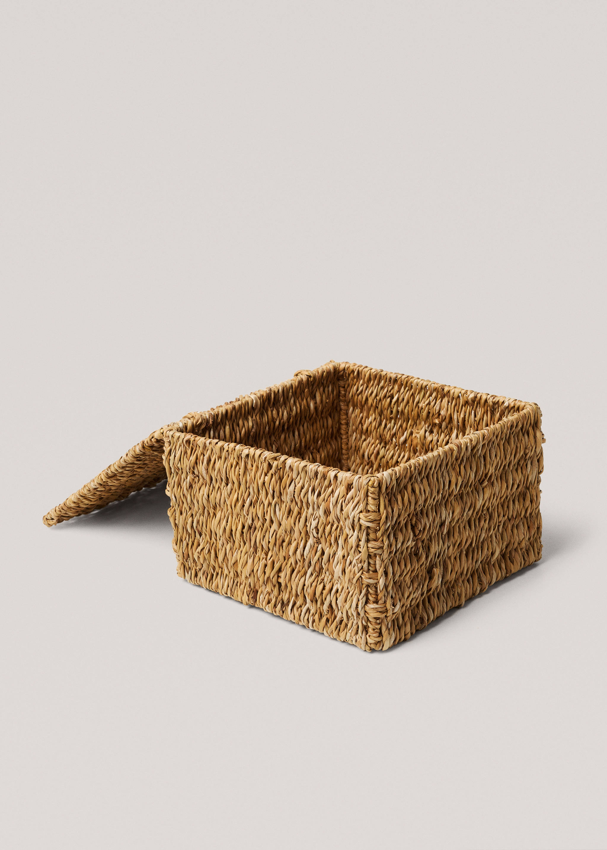 Medium seagrass basket with woven interior - Details of the article 2