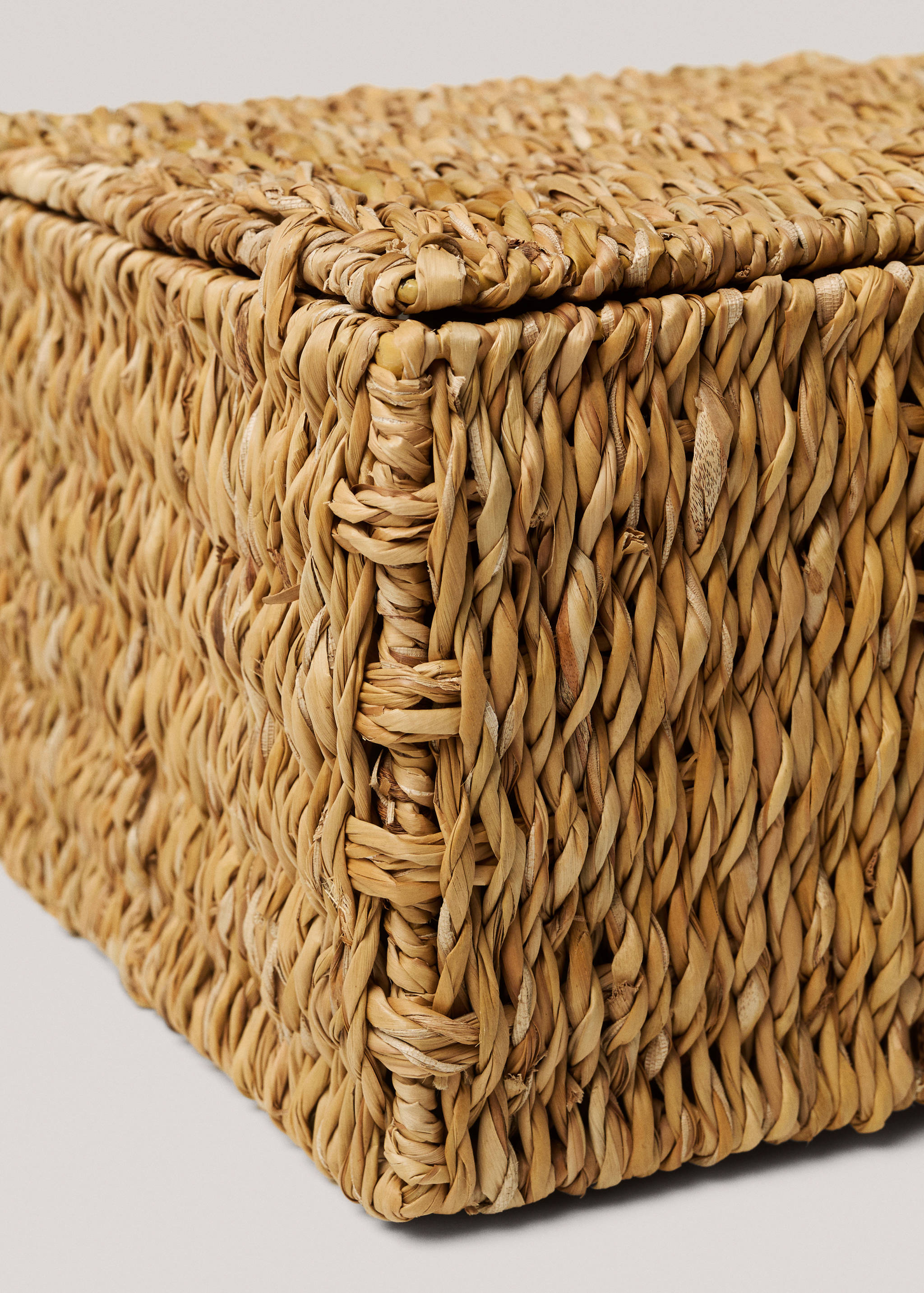 Medium seagrass basket with woven interior - Details of the article 3