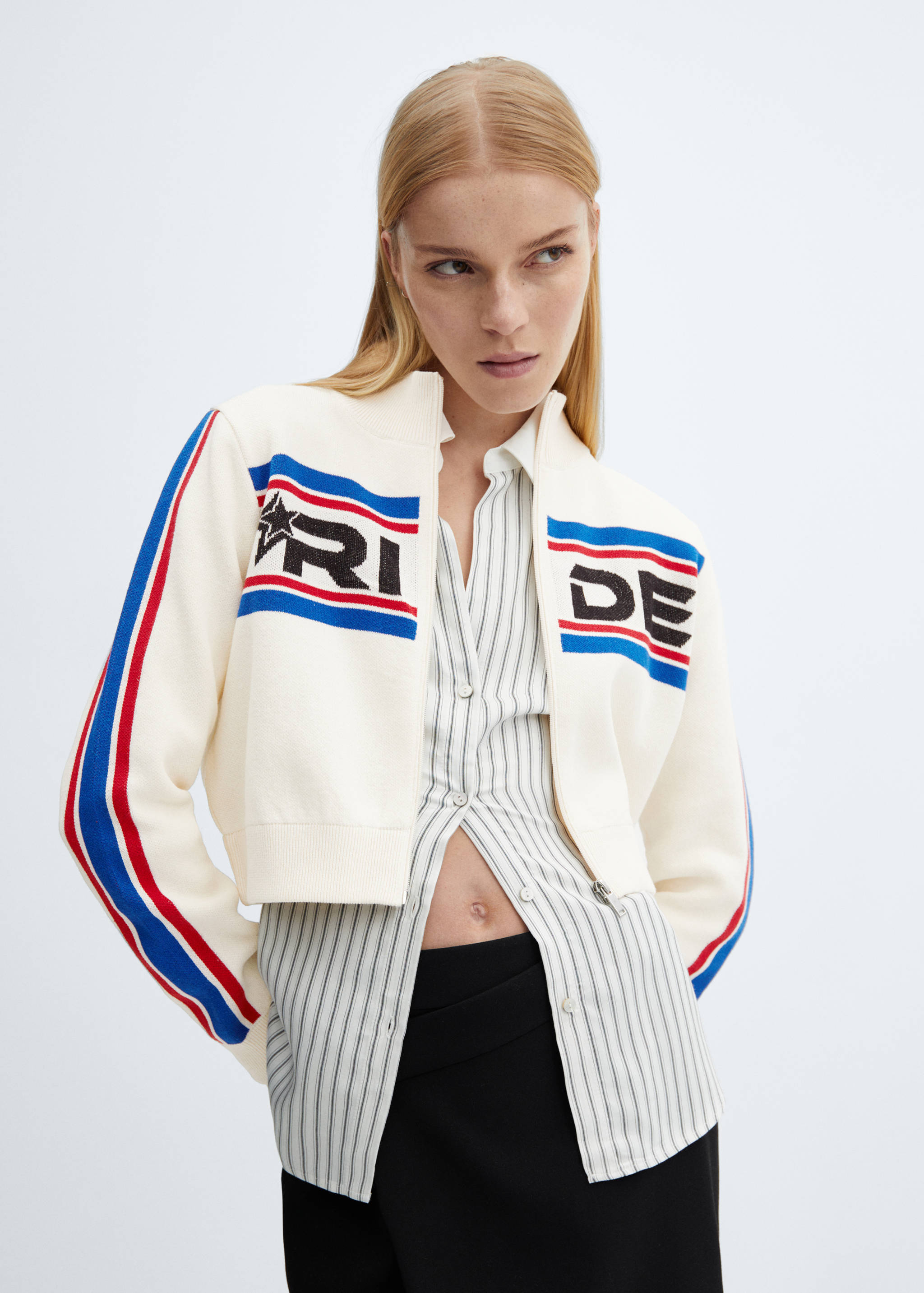 Cardigan cropped com fecho de correr - Plano médio