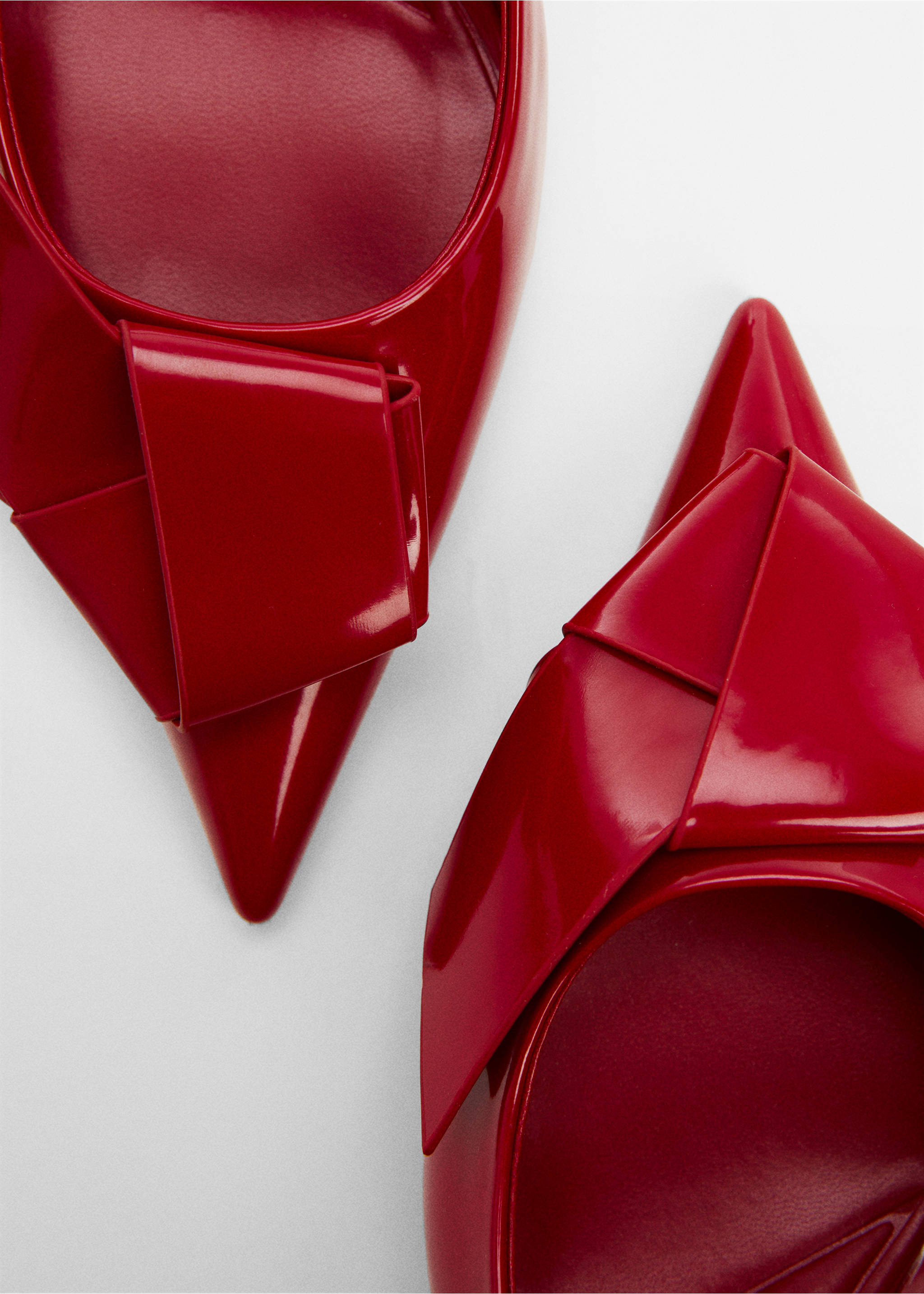 Bow-heeled shoes - Details of the article 2, Red. Ref: 67034469-00.