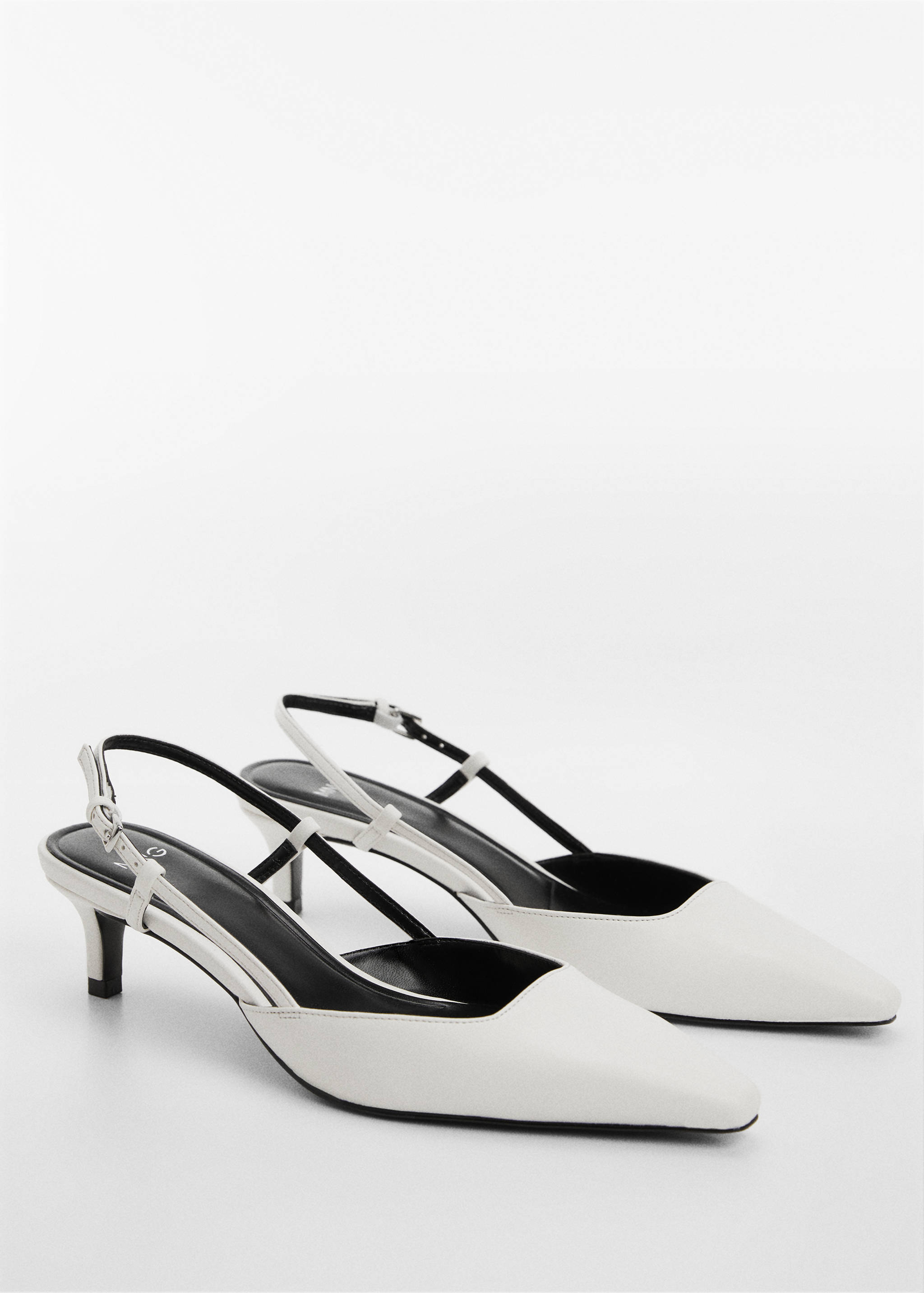 Туфли на каблуке, с открытой пяткой - Средний план