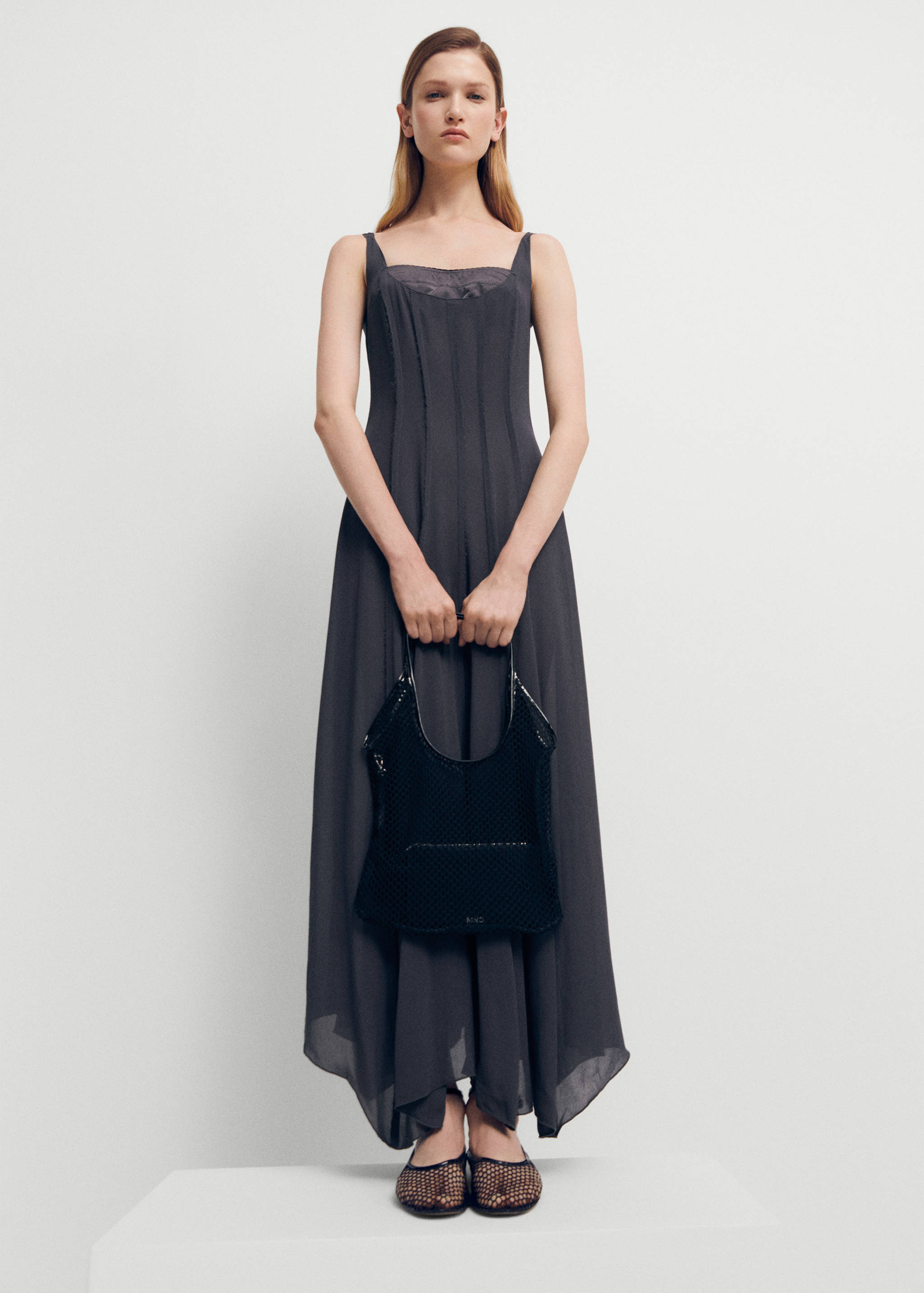 Vestido corsetero bajo asimétrico - Plano general