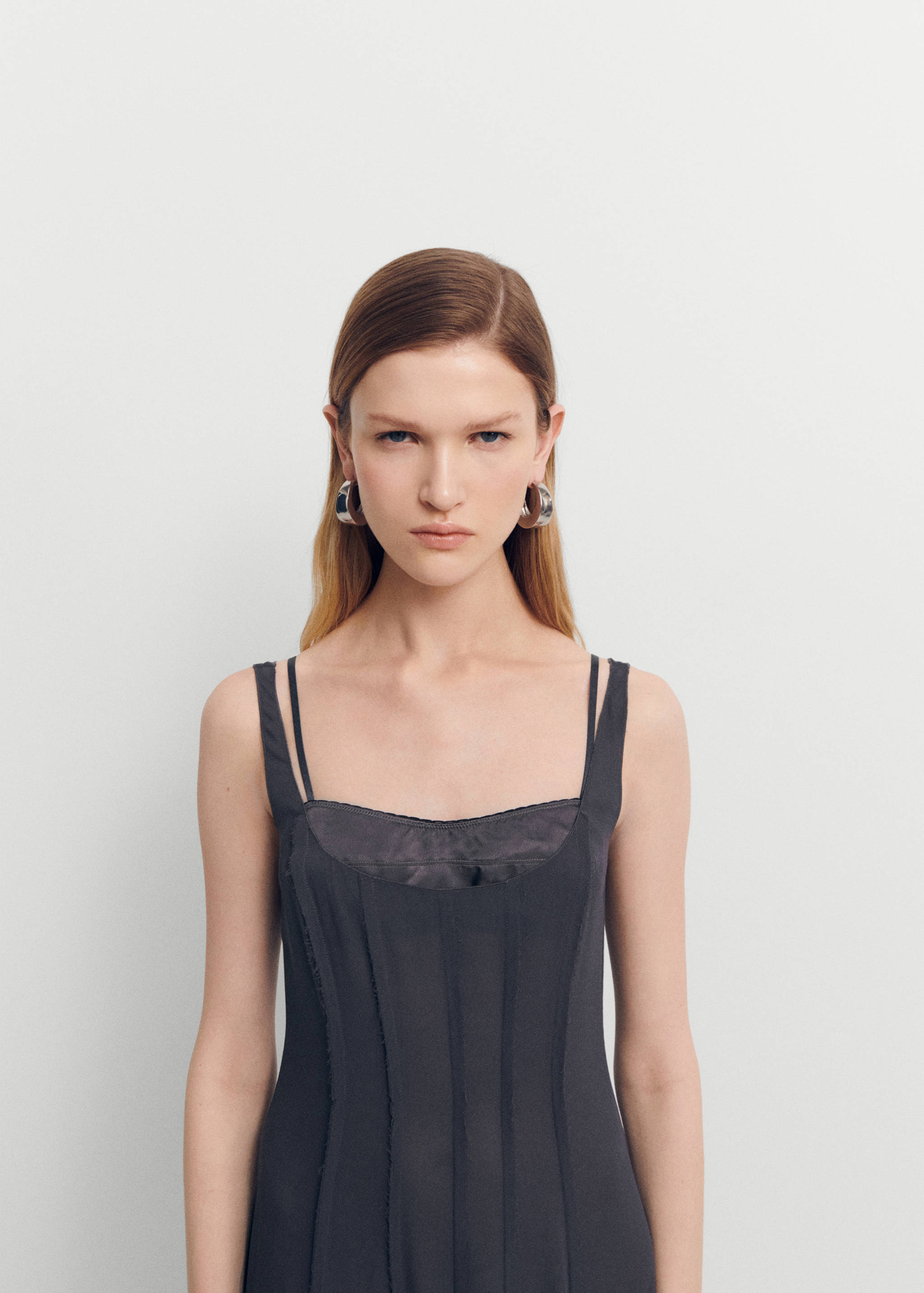 Vestido corsetero bajo asimétrico - Plano medio