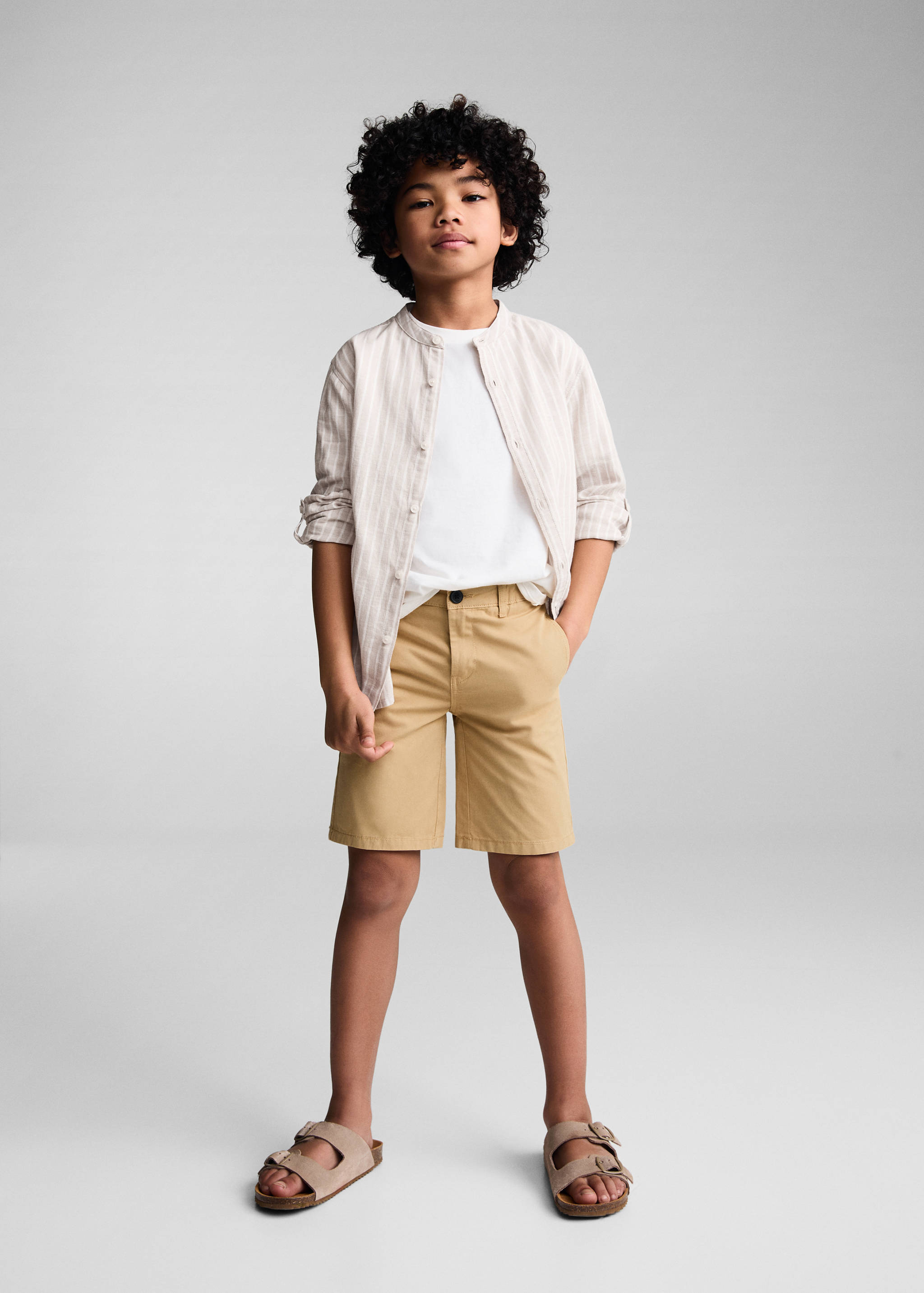 Camisa de linho às riscas com gola de mandarim - Plano geral