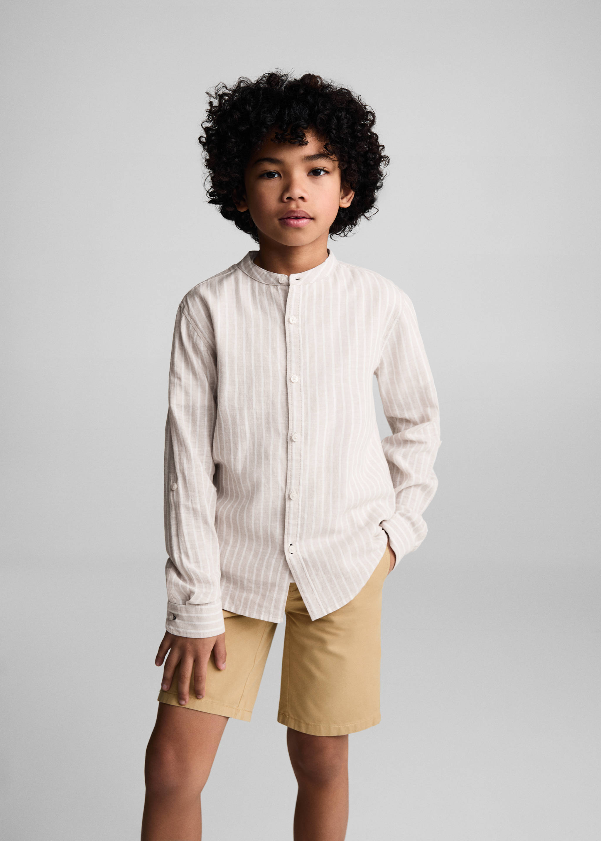 Camisa de linho às riscas com gola de mandarim - Plano médio