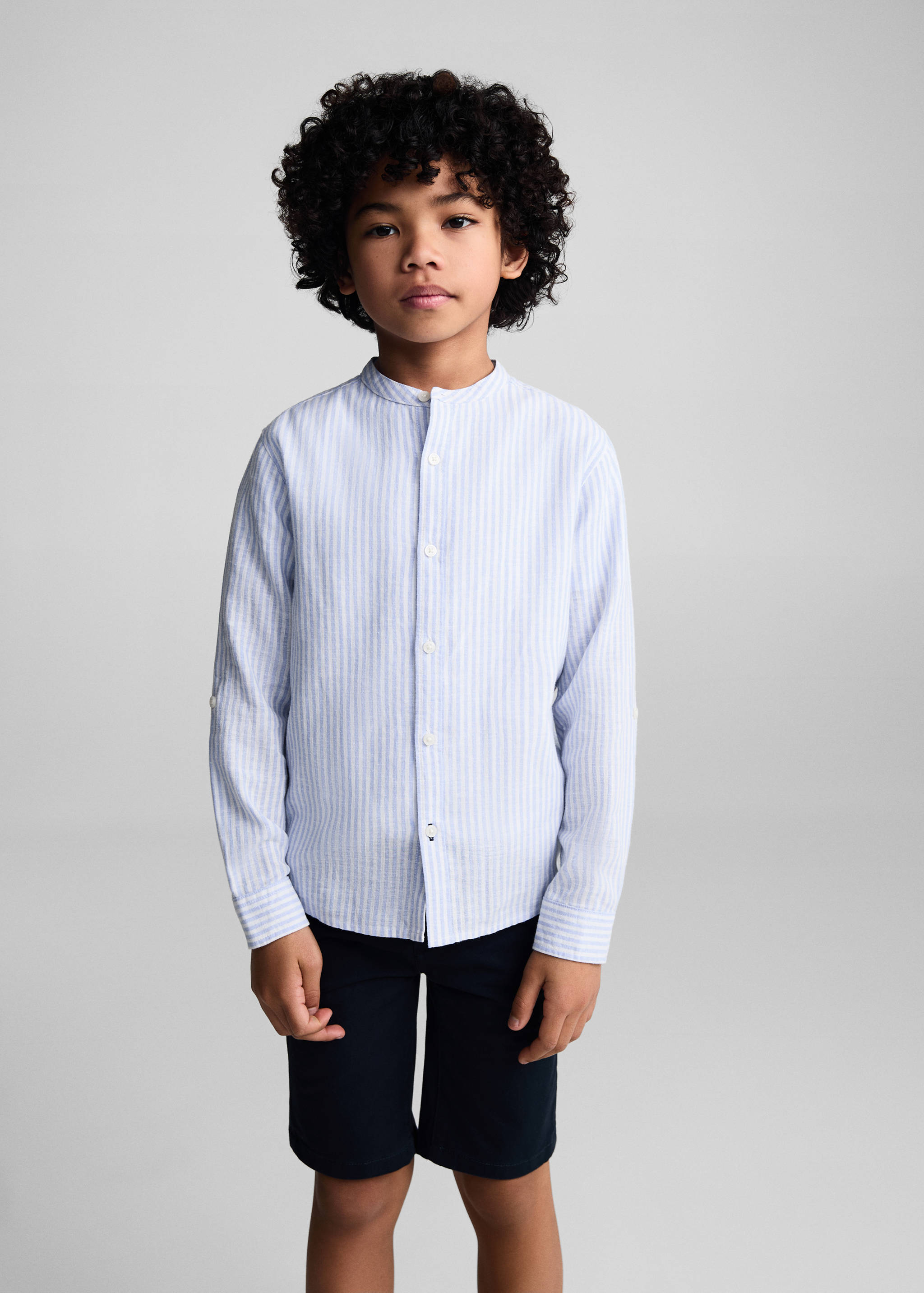 Camisa de linho às riscas com gola de mandarim - Plano médio