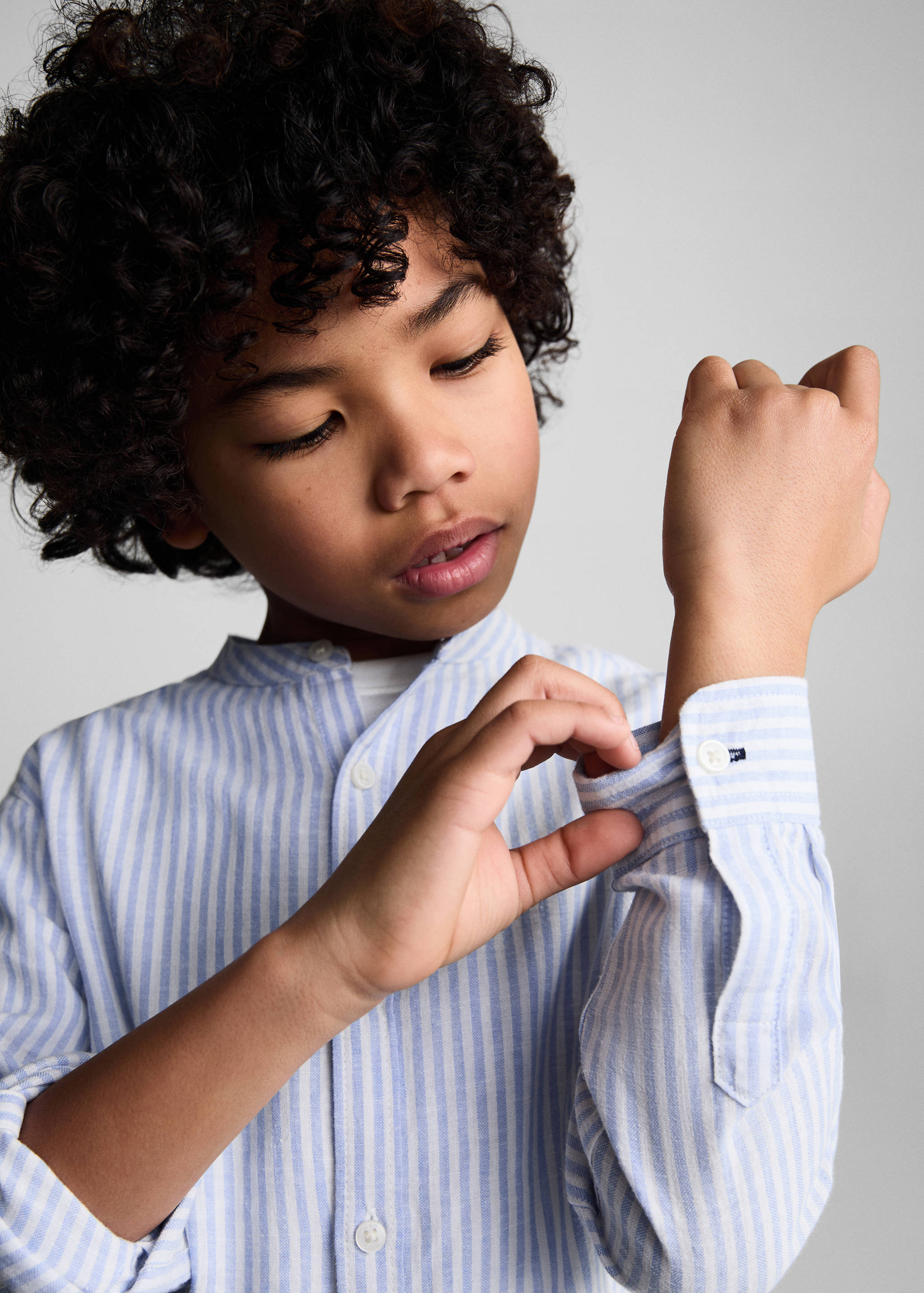 Camisa de linho às riscas com gola de mandarim - Pormenor do artigo 1