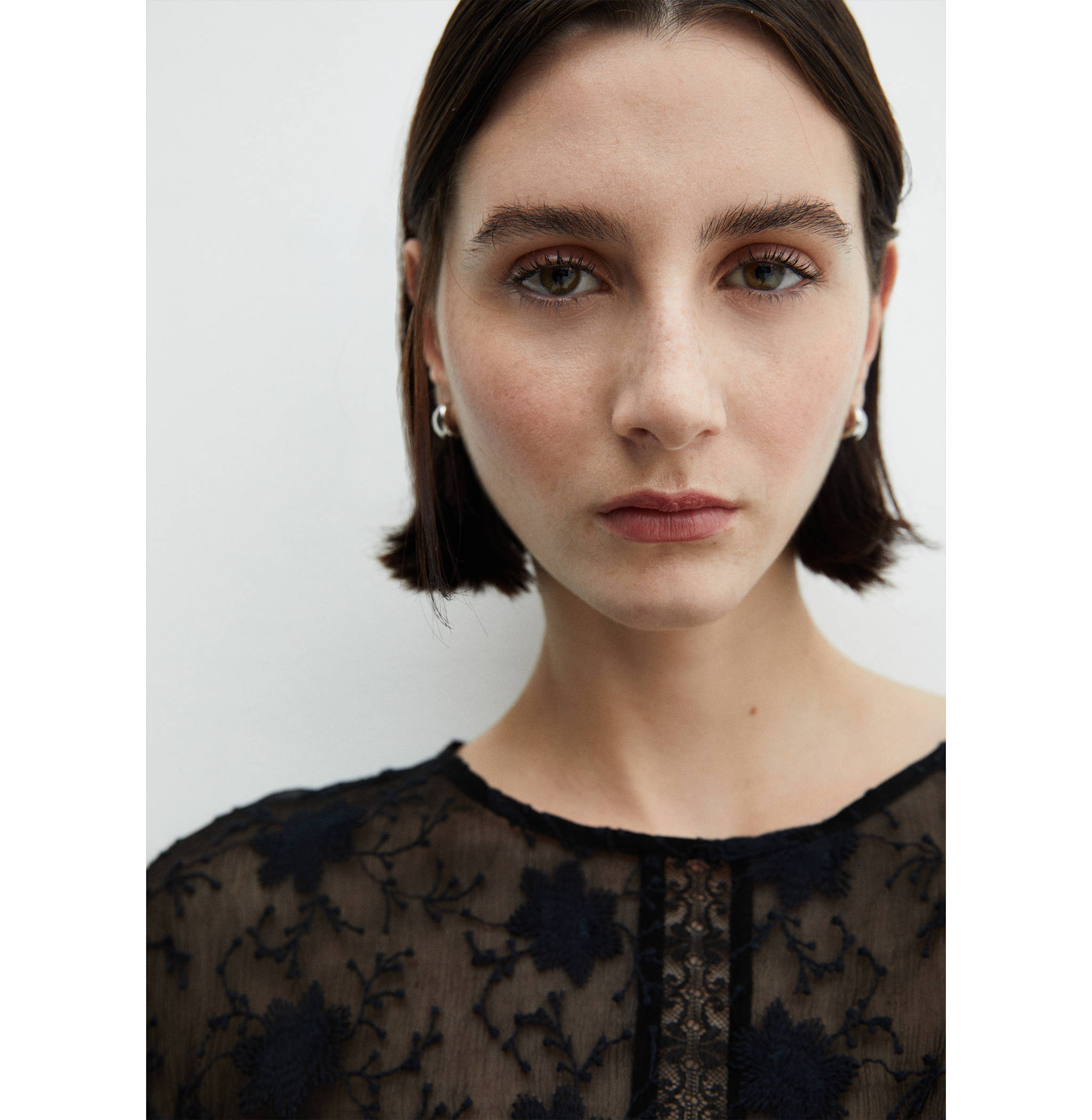 Puff-sleeved embroidered dress - Details of the article 1